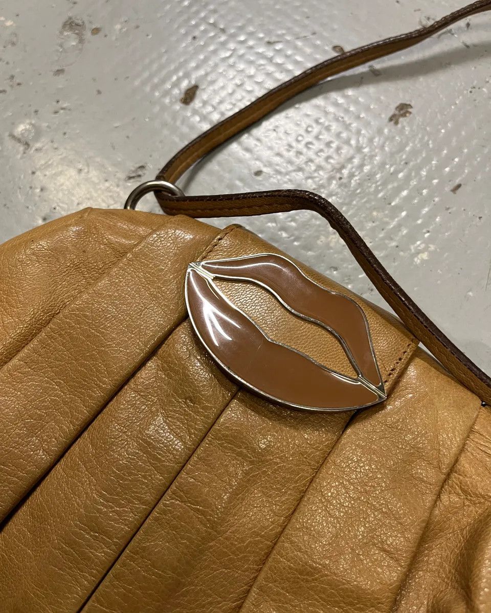 Yves Saint Laurent 2000s Yves Saint Laurent Lips Beige Leather Shoulder Bag by Tom Ford Size ONE SIZE - 5 Thumbnail