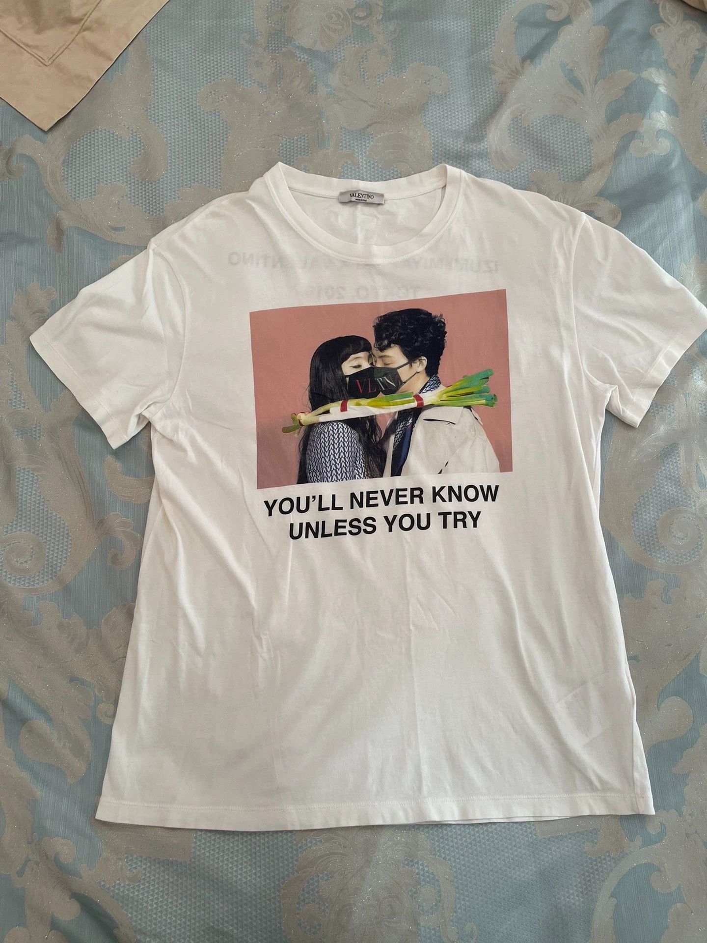Valentino Valentino White Graffiti Logos Short Sleeve Tee M Size US M / EU 48-50 / 2 - 1 Thumbnail