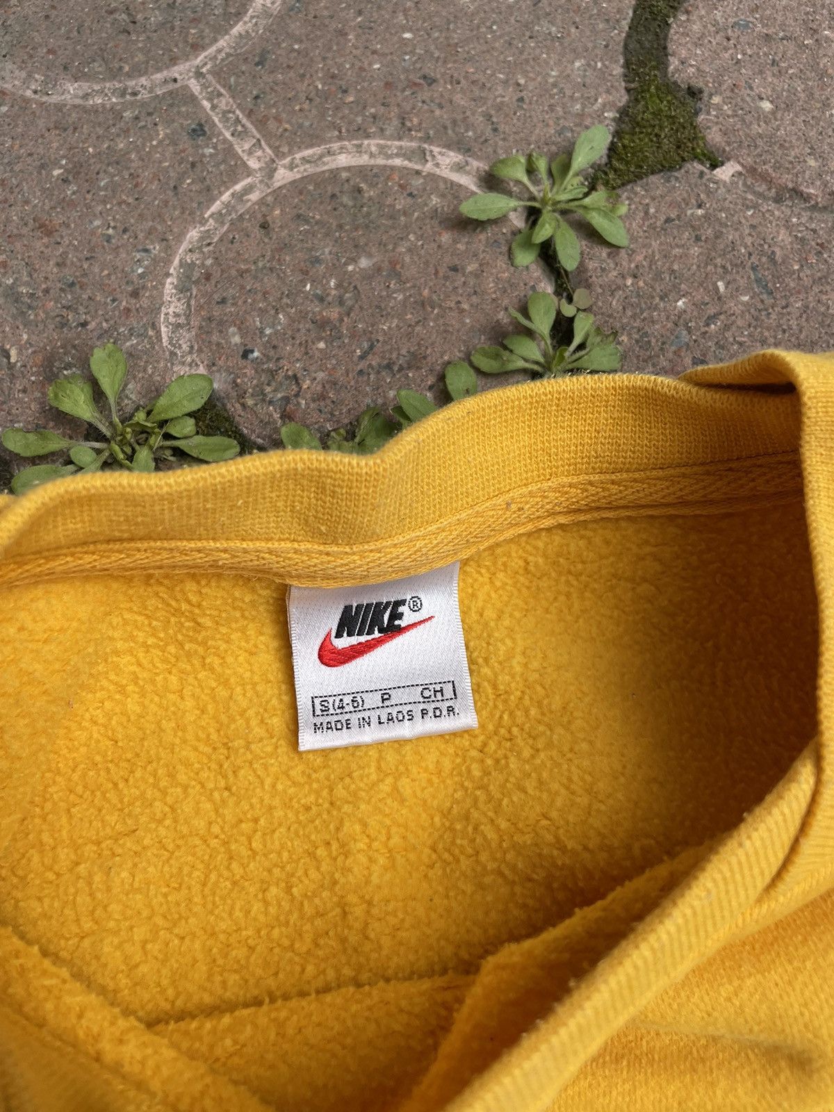 Nike × Vintage Vintage Nike Swoosh Women’s Sweatshirt Yellow Crewneck Small Size S / US 4 / IT 40 - 4 Thumbnail