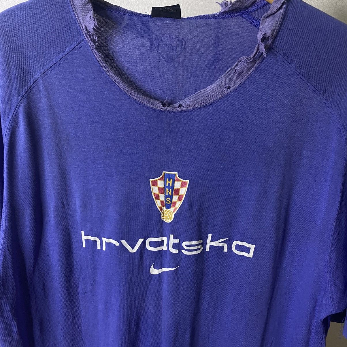 Nike Vintage 2000s Nike Croatia Centre Swoosh Thrashed T Shirt Size US L / EU 52-54 / 3 - 2 Thumbnail
