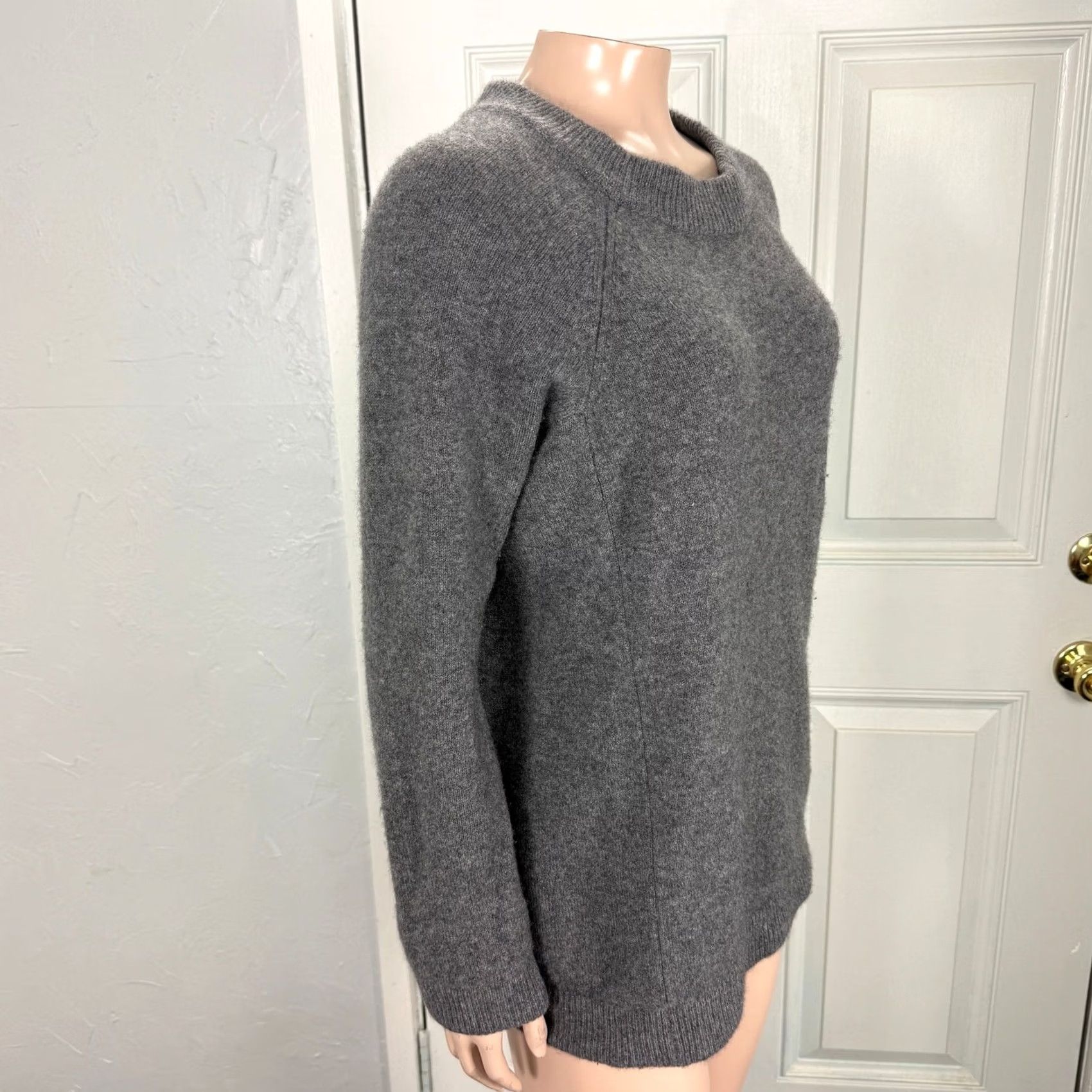 Vintage Minnie Rose Sweater Women's XS Cashmere Knit Crew neck Pullover L/S Soft F4-12 Size XS / US 0-2 / IT 36-38 - 4 Thumbnail