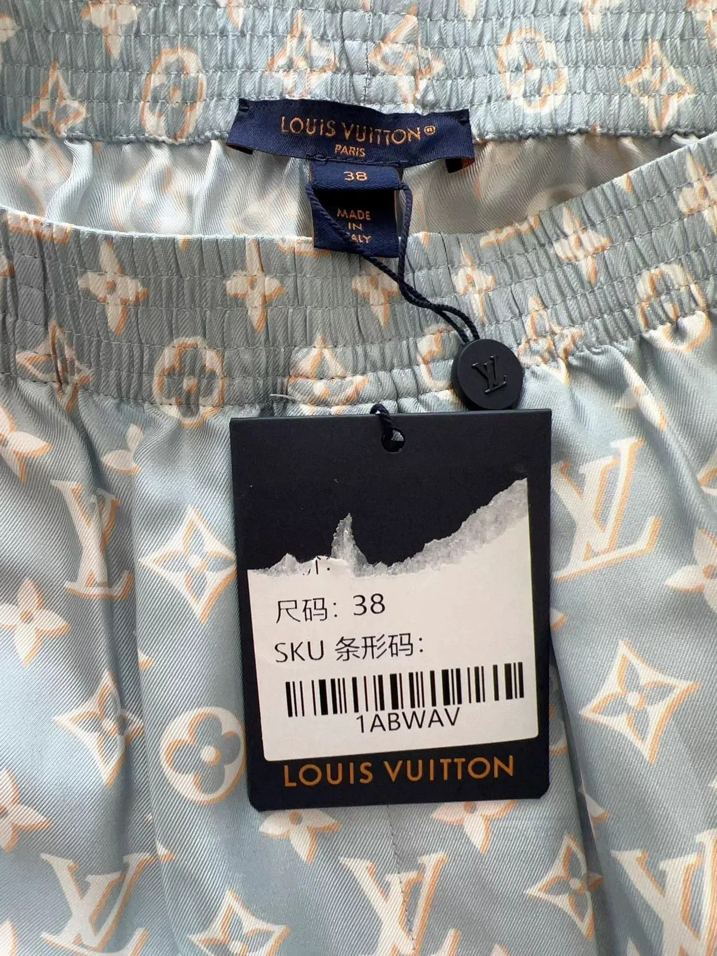 Louis Vuitton LV Monogram Women's Shorts. Size 35" - 3 Thumbnail