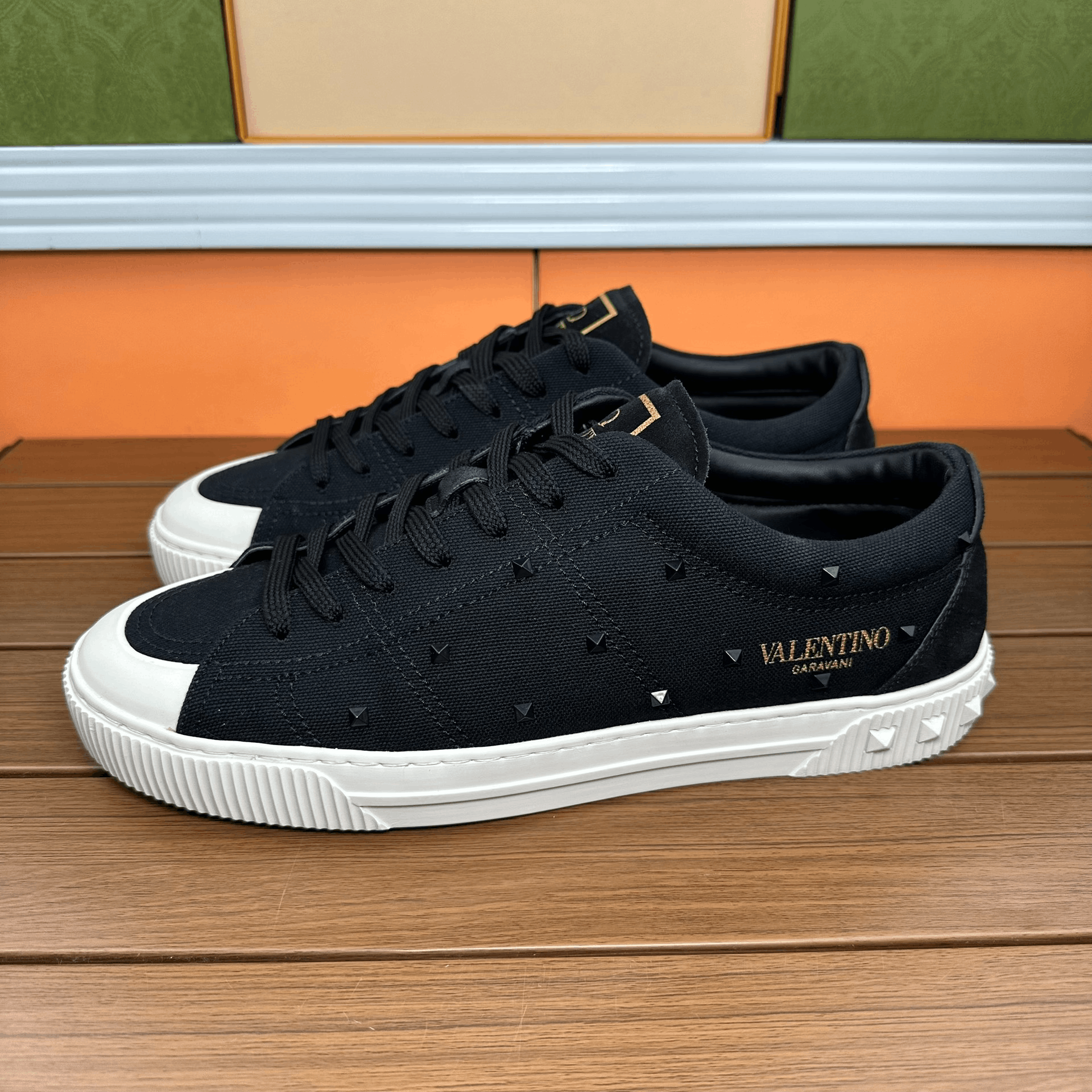 Valentino Valentino Casual Black Lowtop Sneakers 9 Men Size US 9 / EU 42 - 1 Thumbnail