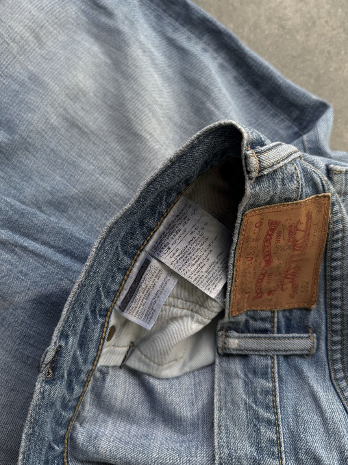Levi's Vintage Levi's 562 Baggy Jeans Washed Faded Y2K Avantgarde Size US 38 / EU 54 - 9 Thumbnail