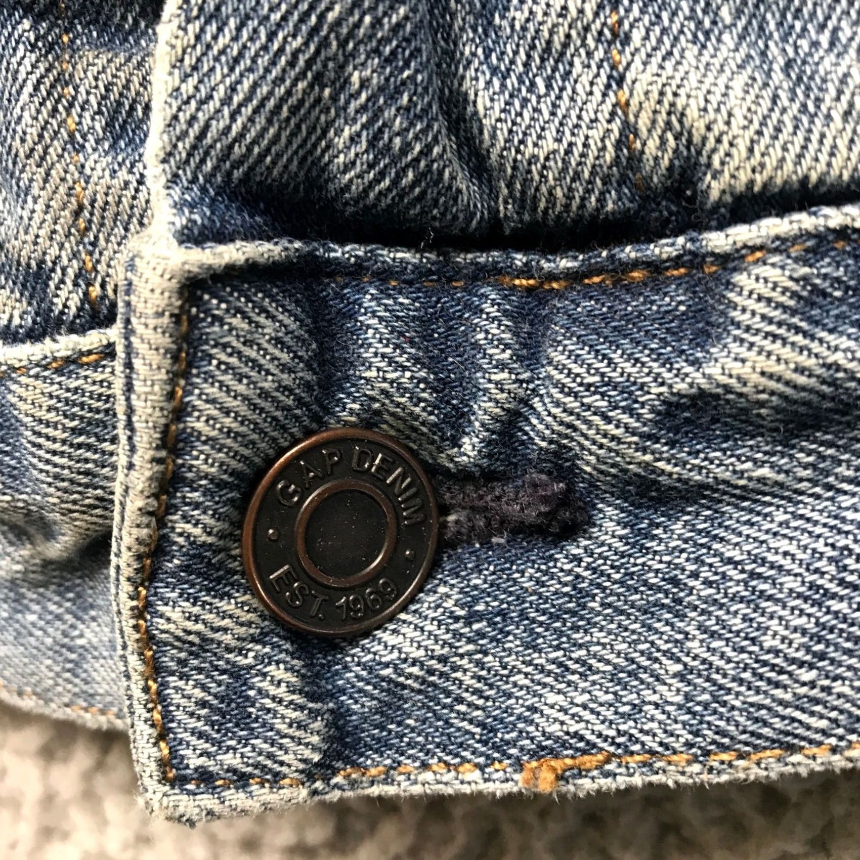 Gap VINTAGE Gap Denim Trucker Jacket Shirt Women S Long Sleeve Pocket Blue 90s Casual Mens Womens Girls Size S / US 4 / IT 40 - 5 Thumbnail