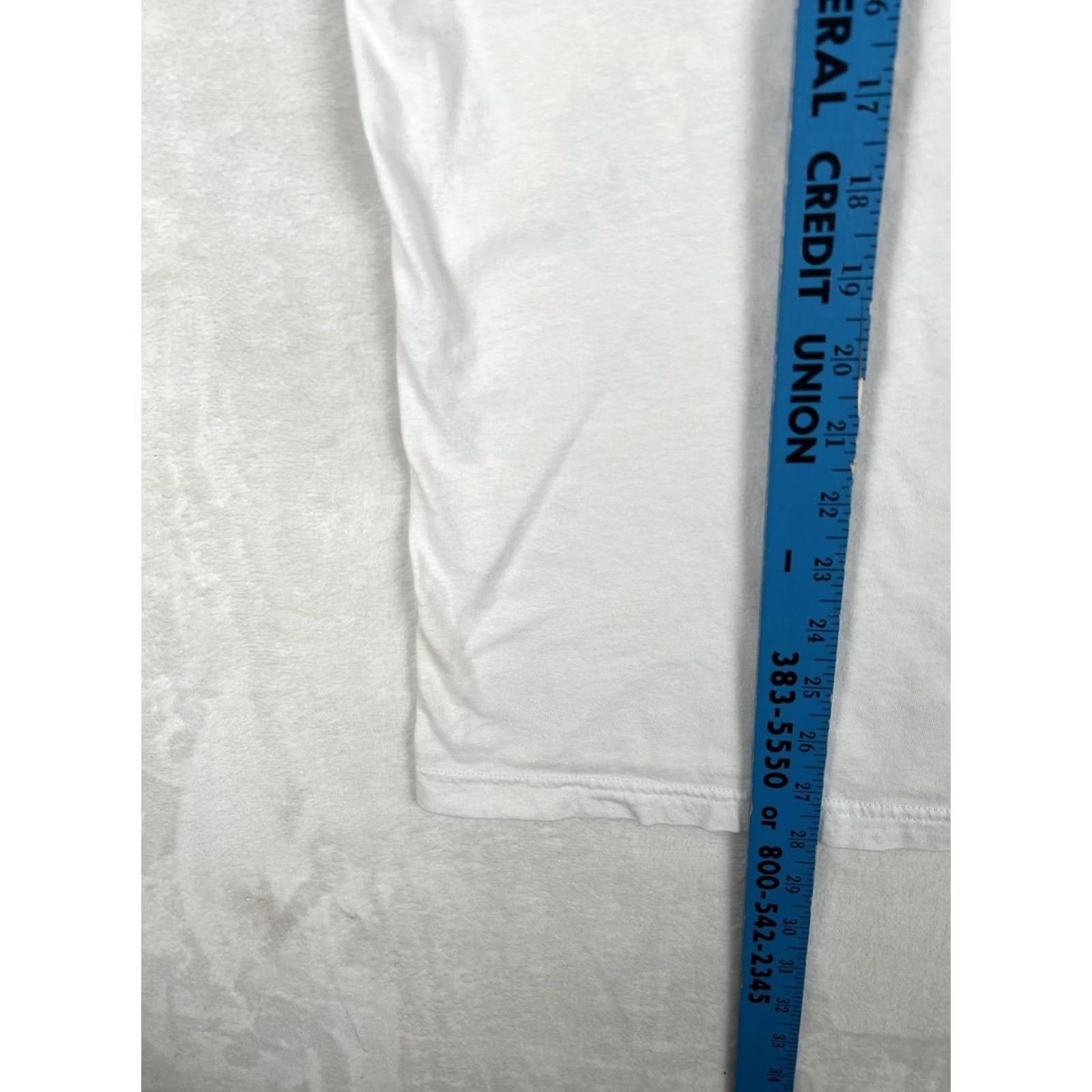 Uniqlo Uniqlo T-Shirt White L Double-Sided BT21 Logo Crew Neck Short Sleeve Men Vintage N/A Size US L / EU 52-54 / 3 - 7 Thumbnail