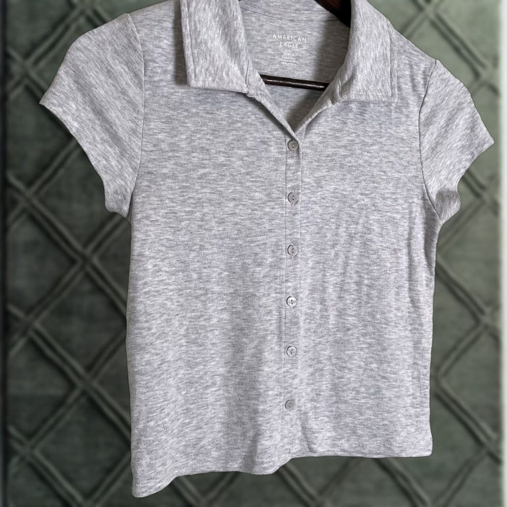 American Eagle Outfitters American Eagle Outfitters Button-Up Shirt Womens Medium Gray Cropped Short Sleeve Collared Size M / US 6-8 / IT 42-44 - 1 Thumbnail