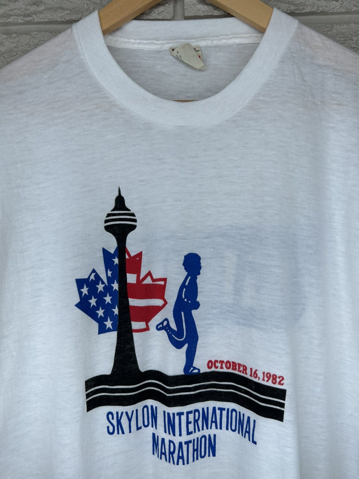 Vintage Vintage 80s USA Canada Skylon Marathon Thin T Shirt Size US M / EU 48-50 / 2 - 3 Thumbnail