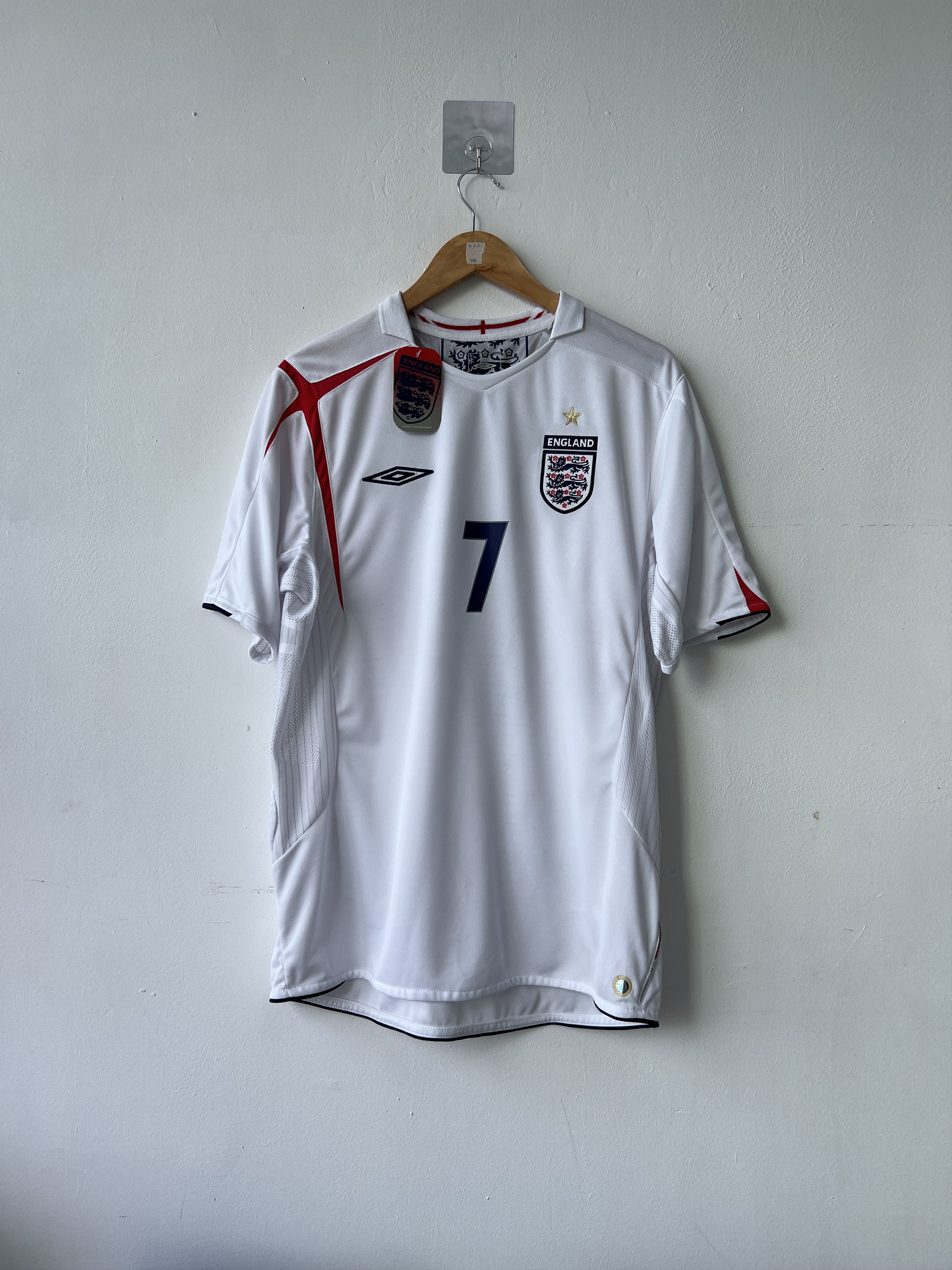 Umbro (L) England 2005-07 Home Kit Beckham #7 (NEW) Size US L / EU 52-54 / 3 - 2 Thumbnail