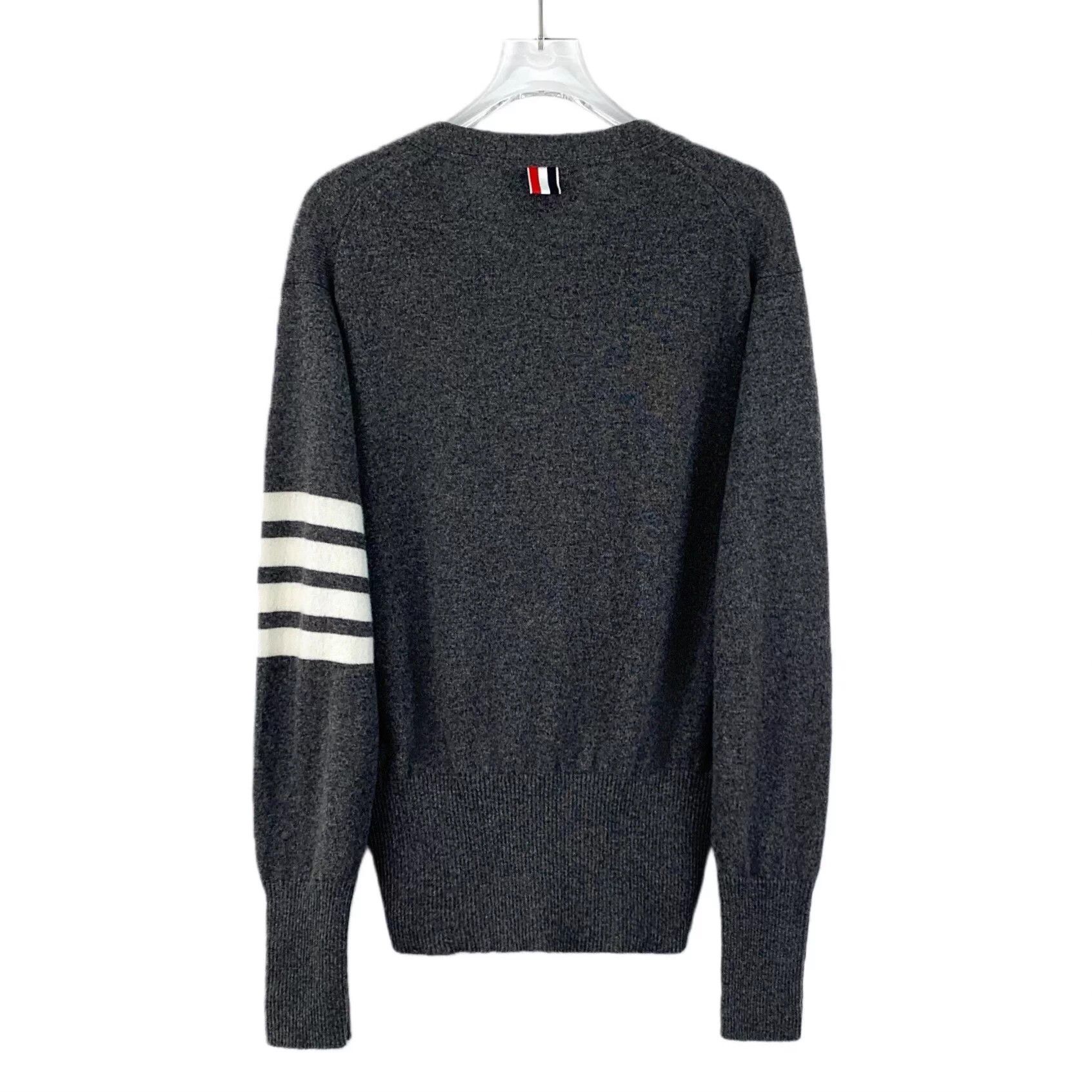 Thom Browne Thom Browne Grey Cashmere V-Neck Cardigan 3 L Size US L / EU 52-54 / 3 - 2 Thumbnail