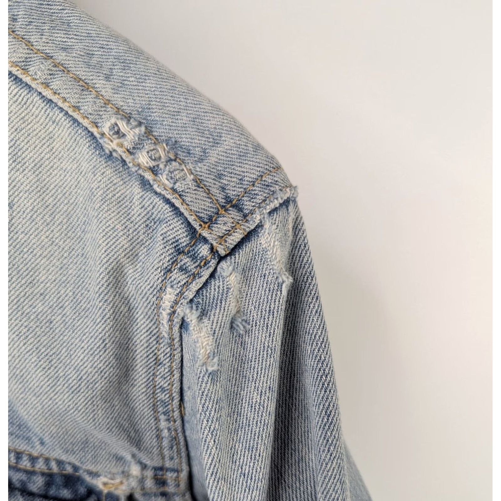 Abercrombie & Fitch VINTAGE Abercrombie & Fitch Denim Trucker Jacket M Light Wash Distressed 90s Y2K Mens Jacket Size US M / EU 48-50 / 2 - 7 Thumbnail