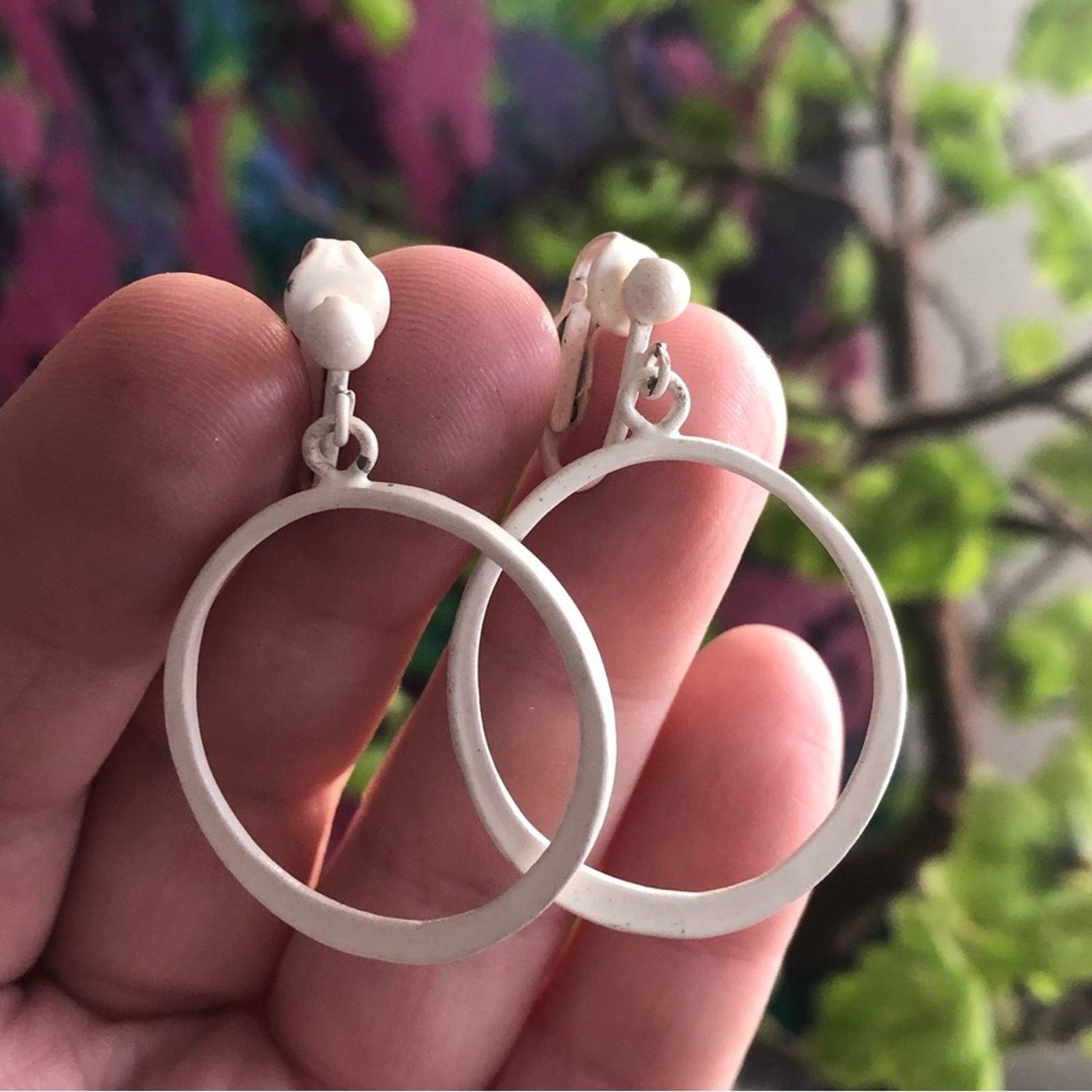 Vintage Vintage cream painted metal clip on earrings Size ONE SIZE - 3 Thumbnail