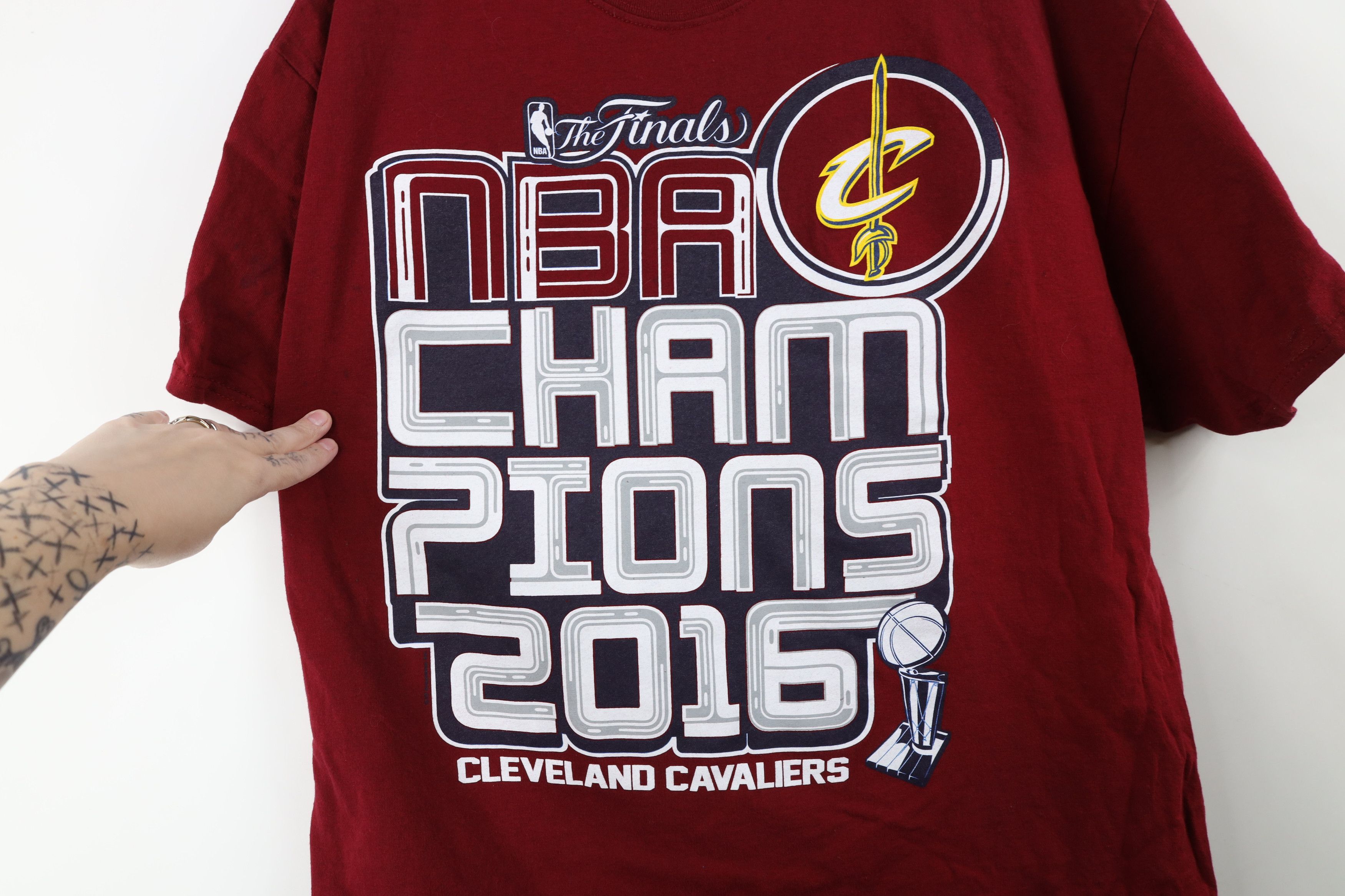 Vintage Vintage Y2K Cleveland Cavaliers Basketball T-Shirt Red Size US XL / EU 56 / 4 - 4 Thumbnail