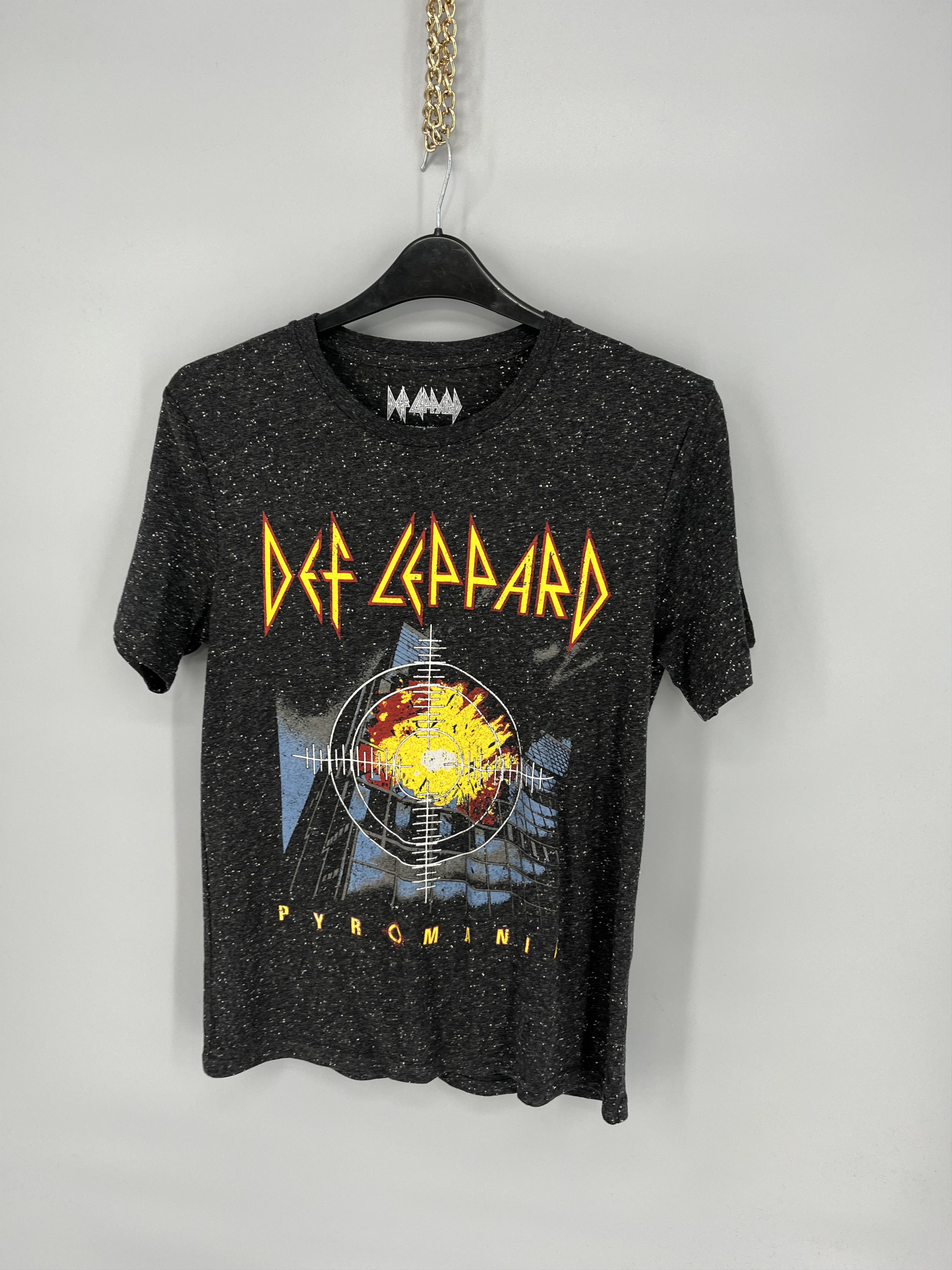 Band Tees Vintage Y2K Def Leppard Pryromania Band Tee Size S Size US S / EU 44-46 / 1 - 3 Thumbnail