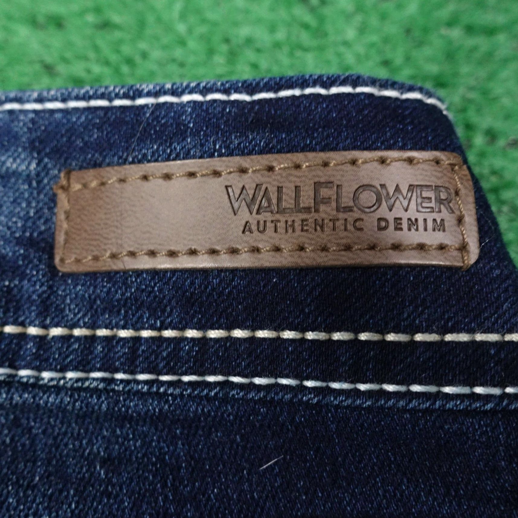 Vintage WallFlower Jeans Womens Size 11 Blue Flared Dark Wash 32x33.5 Denim Size 32" / US 10 / IT 46 - 7 Thumbnail