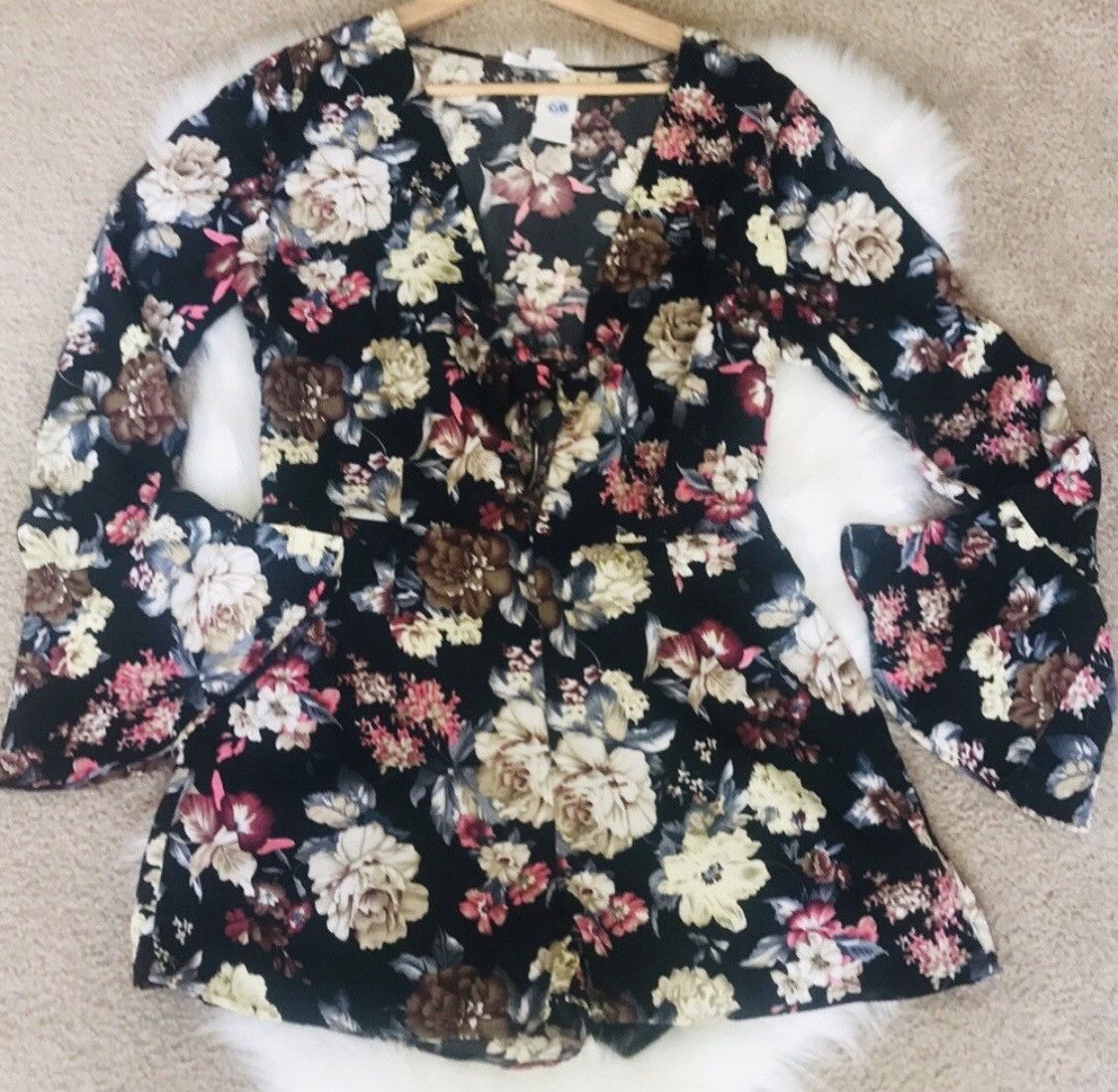 Other DEEP PLUNGE BELL SLEEVE FLORAL SHORTS ROMPER Size 32" / US 10 / IT 46 - 1 Thumbnail
