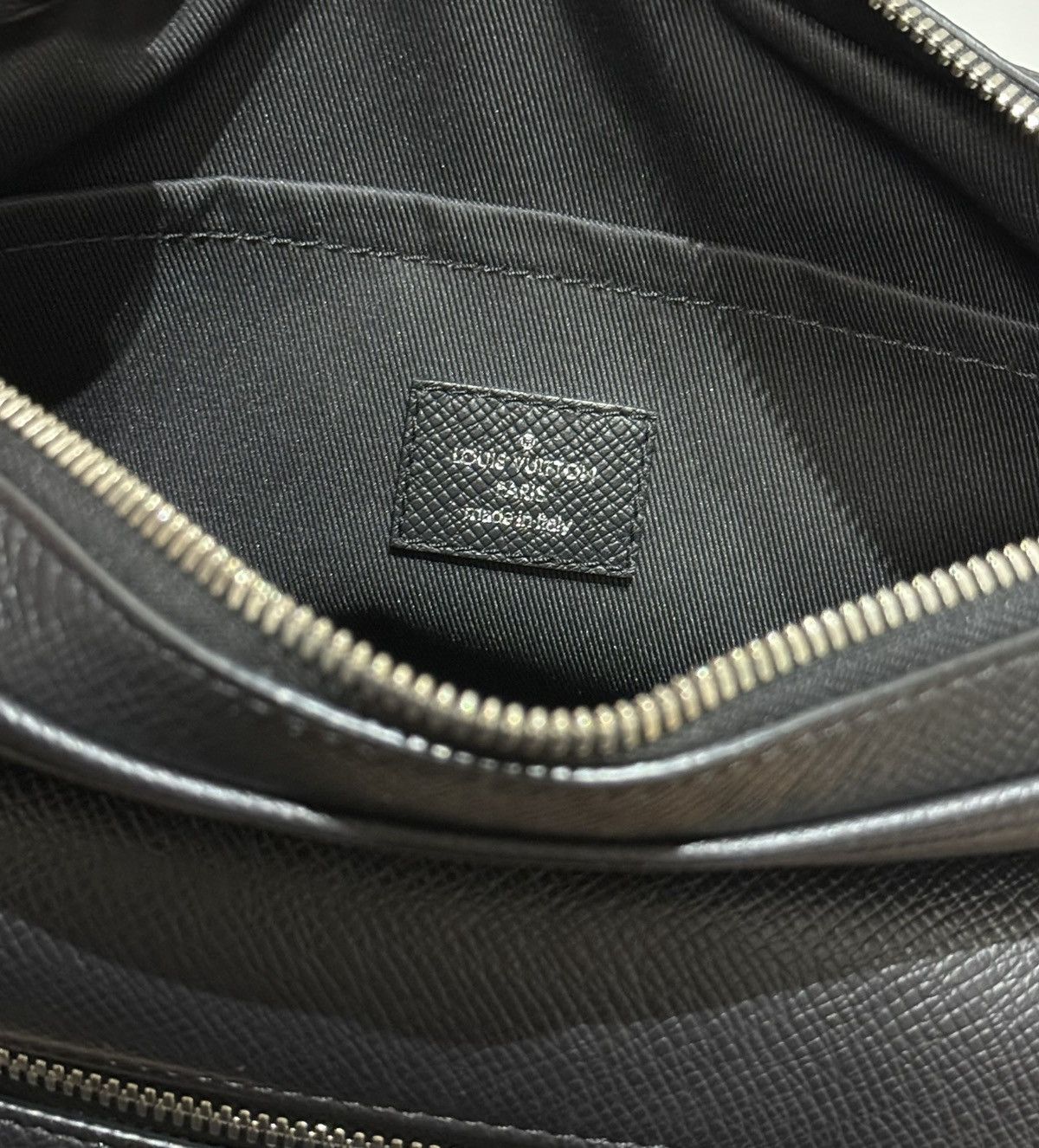 Louis Vuitton Louis Vuitton Outdoor Messenger PM Taiga Noir Size ONE SIZE - 10 Thumbnail