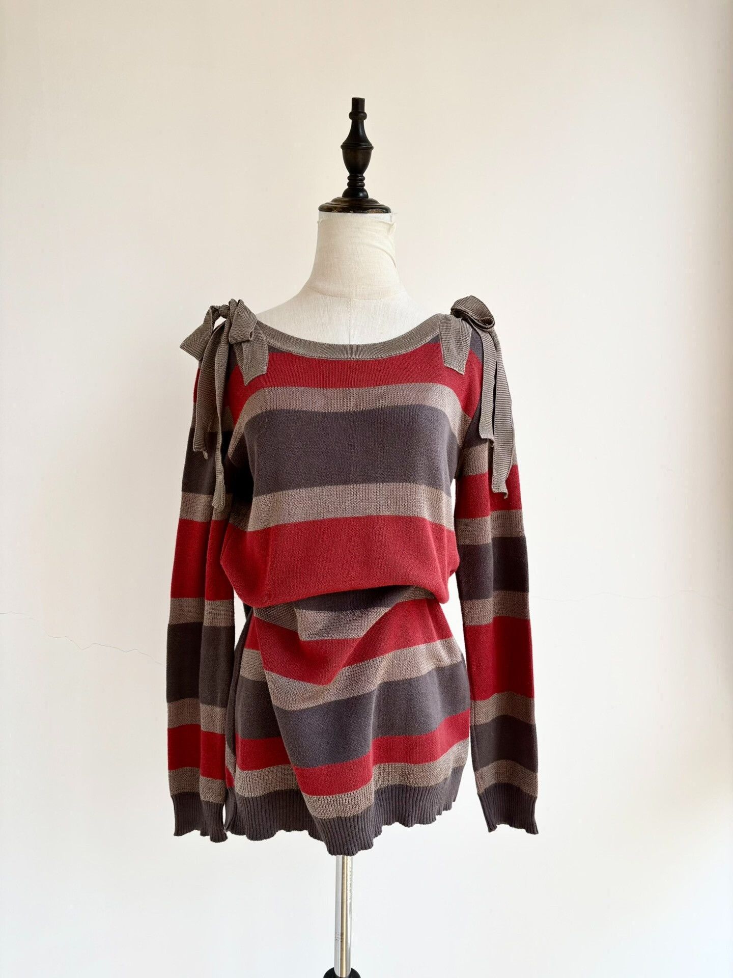 Vivienne Westwood Vivienne Westwood Gray Red Bow Knit Size M / US 6-8 / IT 42-44 - 1 Thumbnail