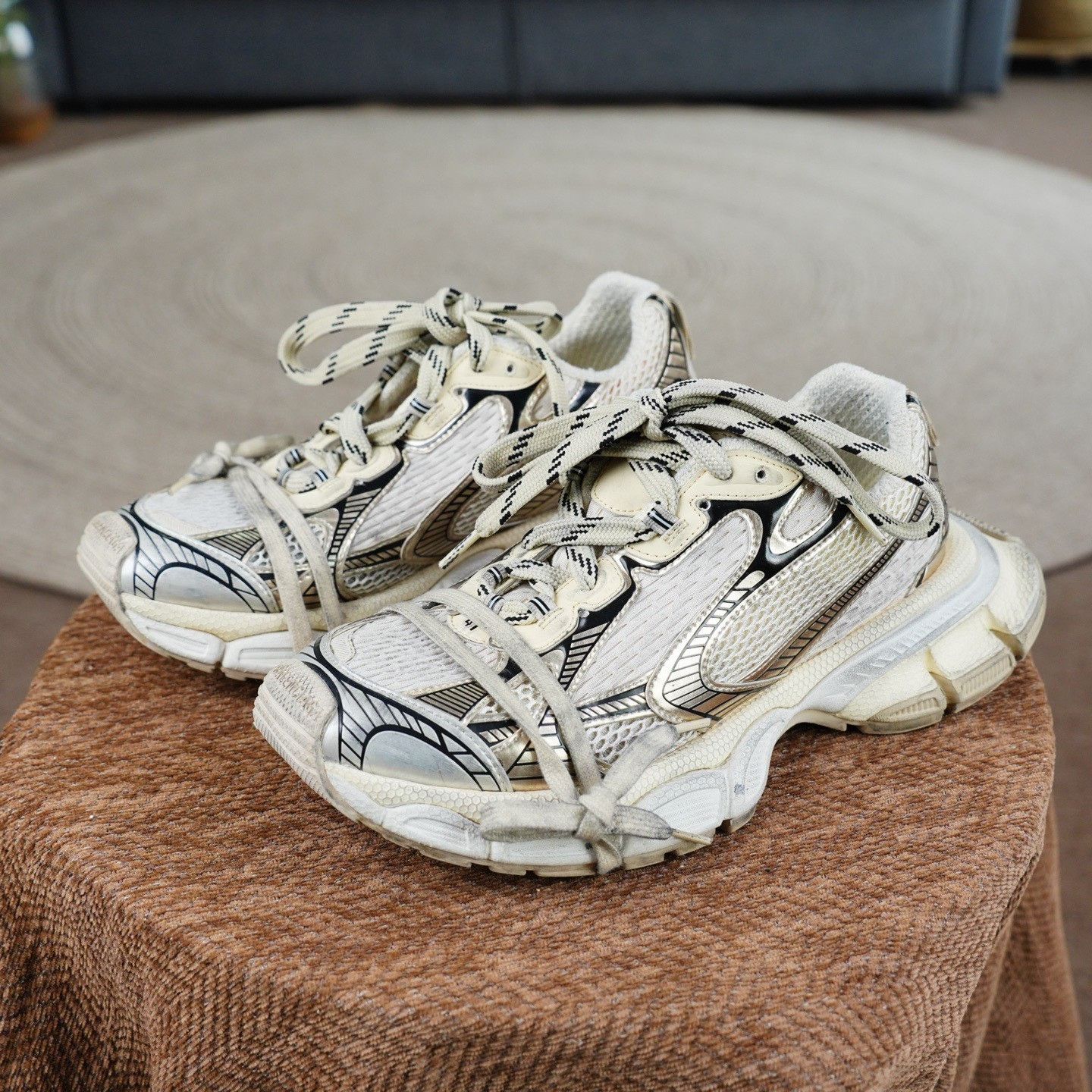 Balenciaga Balenciaga Gold Lowtop Sneakers 8 Men Size US 8 / EU 41 - 1 Thumbnail