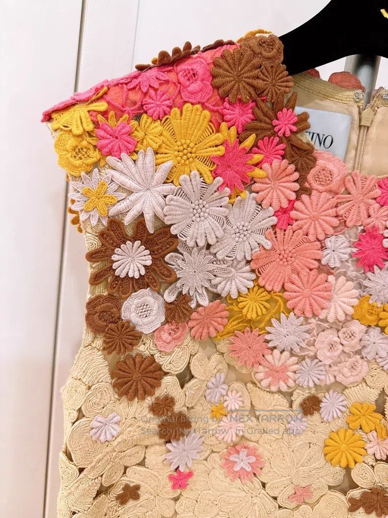 Valentino Valentino Heavy work lace flower embroidered dress Size M / US 6-8 / IT 42-44 - 3 Thumbnail