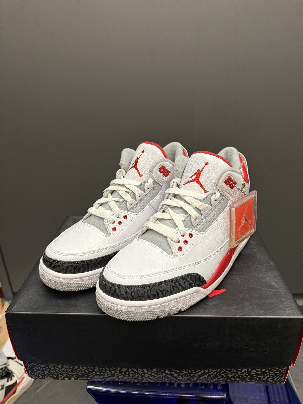 Jordan Brand Jordan 3 Fire Red 2013 Size 9.5 136064-120 Size US 9.5 / EU 42-43 - 1 Thumbnail
