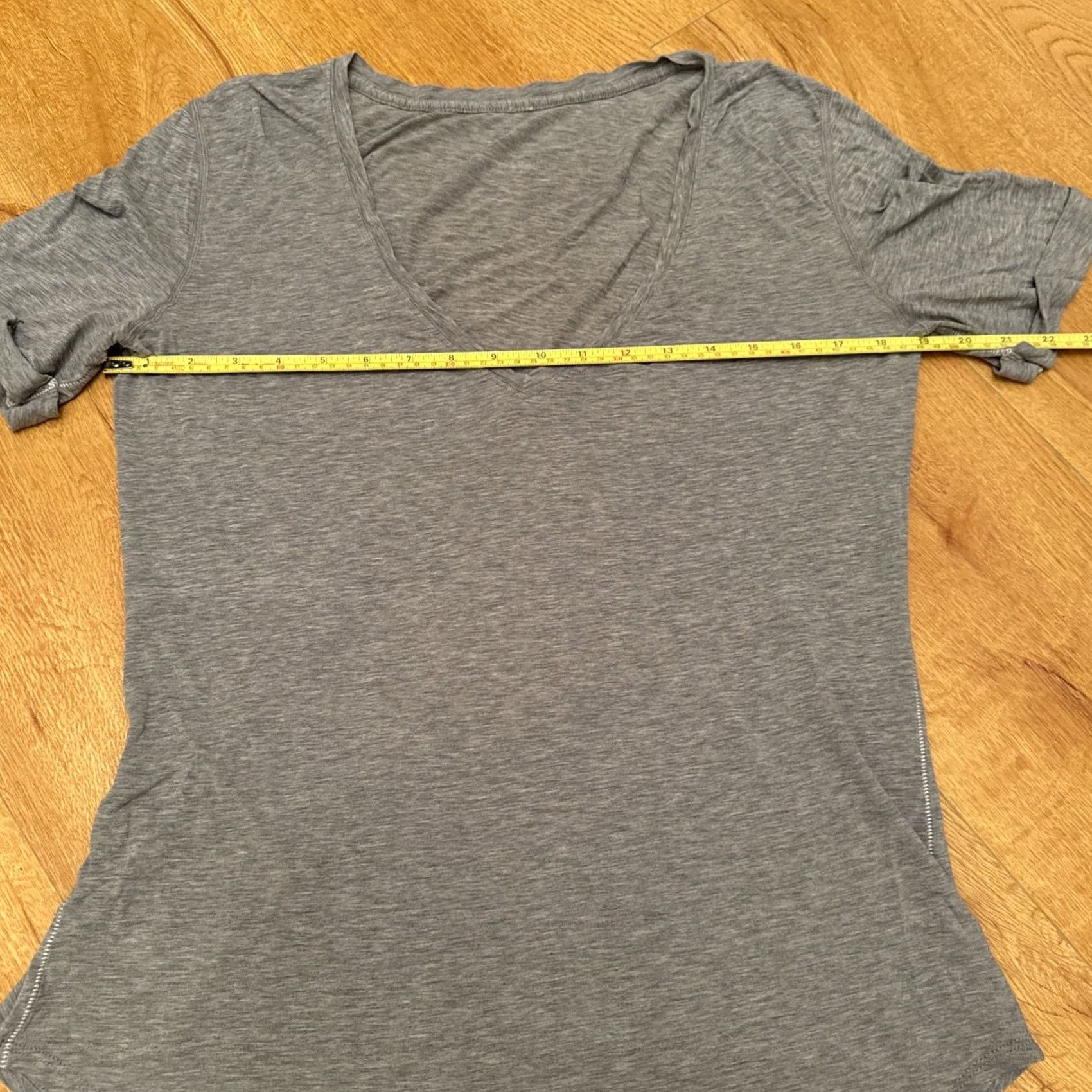Lululemon Lululemon Shirt Womens Large Gray V Neck Athletic Lightweight Running Cuffed Shirt Size L / US 10 / IT 46 - 3 Thumbnail