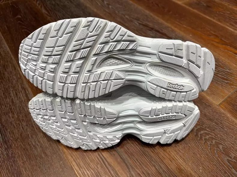 Vetements Vetements Reebok x Co-Branded Pure White Colorway Size US 9 / EU 42 - 3 Thumbnail