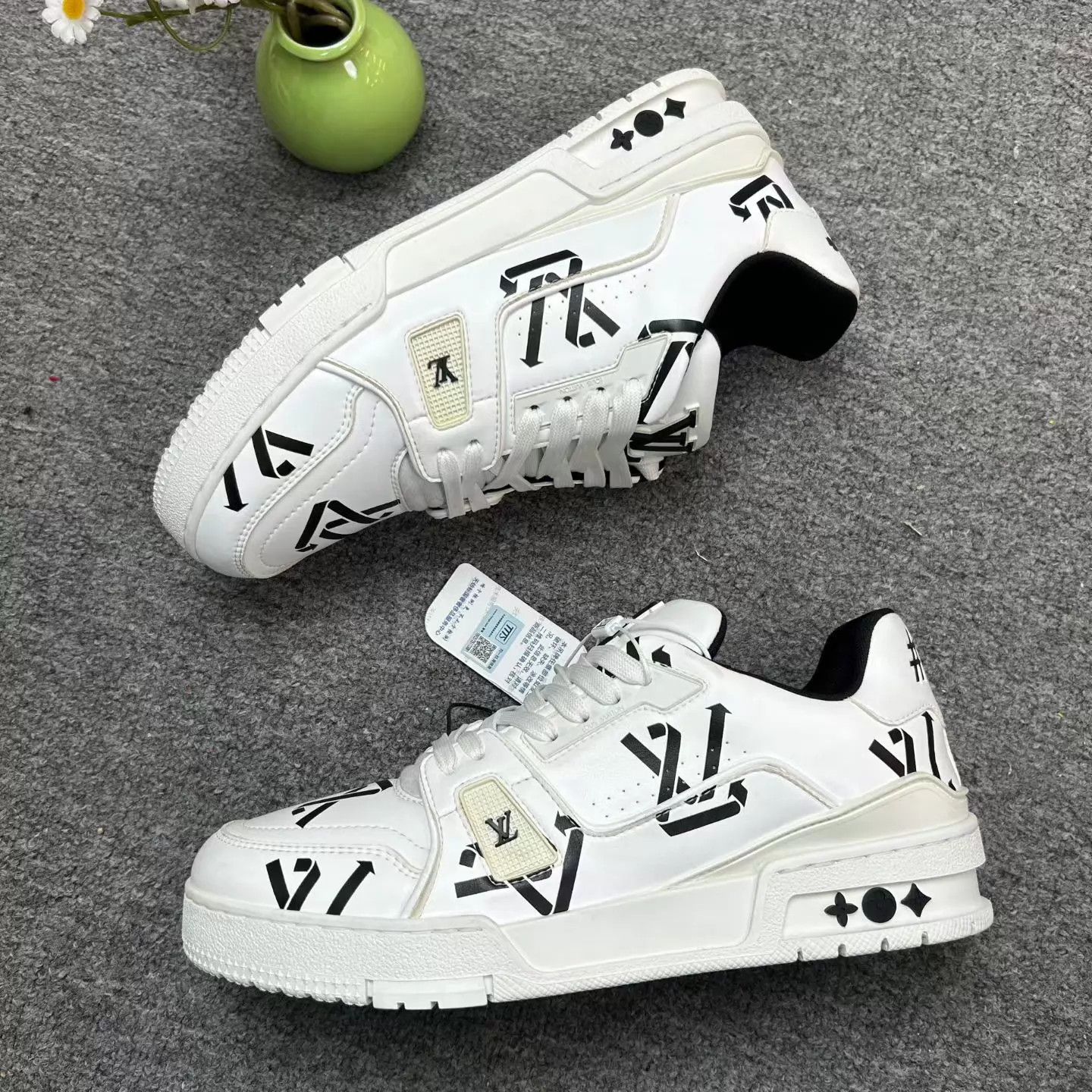 Louis Vuitton LV Trainer Black & White 40 Like New Size US 7 / EU 40 - 2 Thumbnail