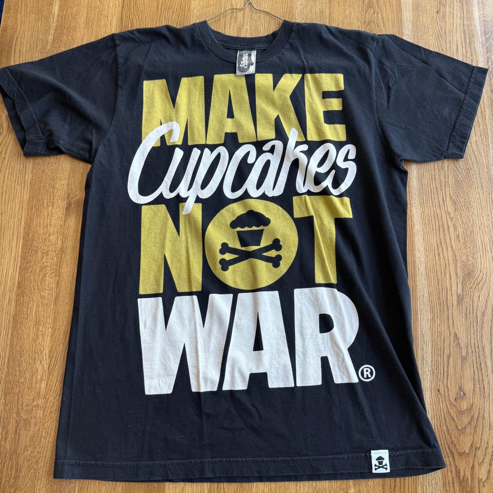 Unknown London Johnny Cupcakes Graphic T-Shirt Make Cupcakes Not War Size L Size US L / EU 52-54 / 3 - 1 Thumbnail