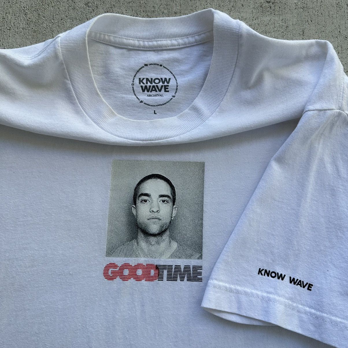 A24 × Know Wave A24 Good Time Movie x Know Wave Robert Pattinson Mugshot Tee Size US L / EU 52-54 / 3 - 2 Thumbnail