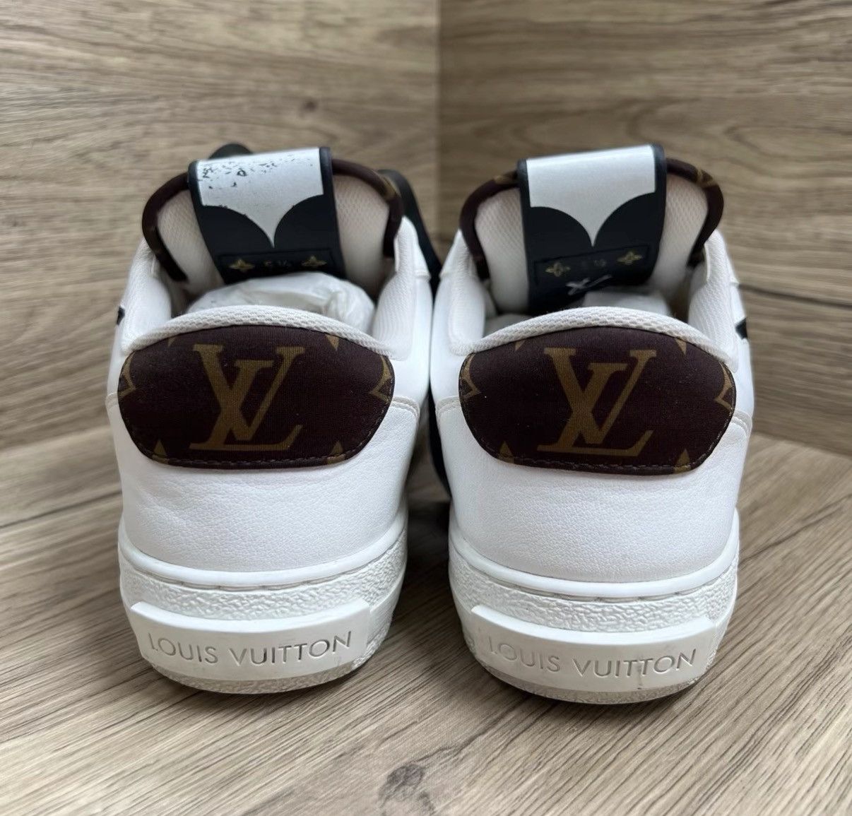 Louis Vuitton Louis Vuitton Charlie Grey & White Sneakers J41 Size US 9.5 / IT 39.5 - 4 Thumbnail