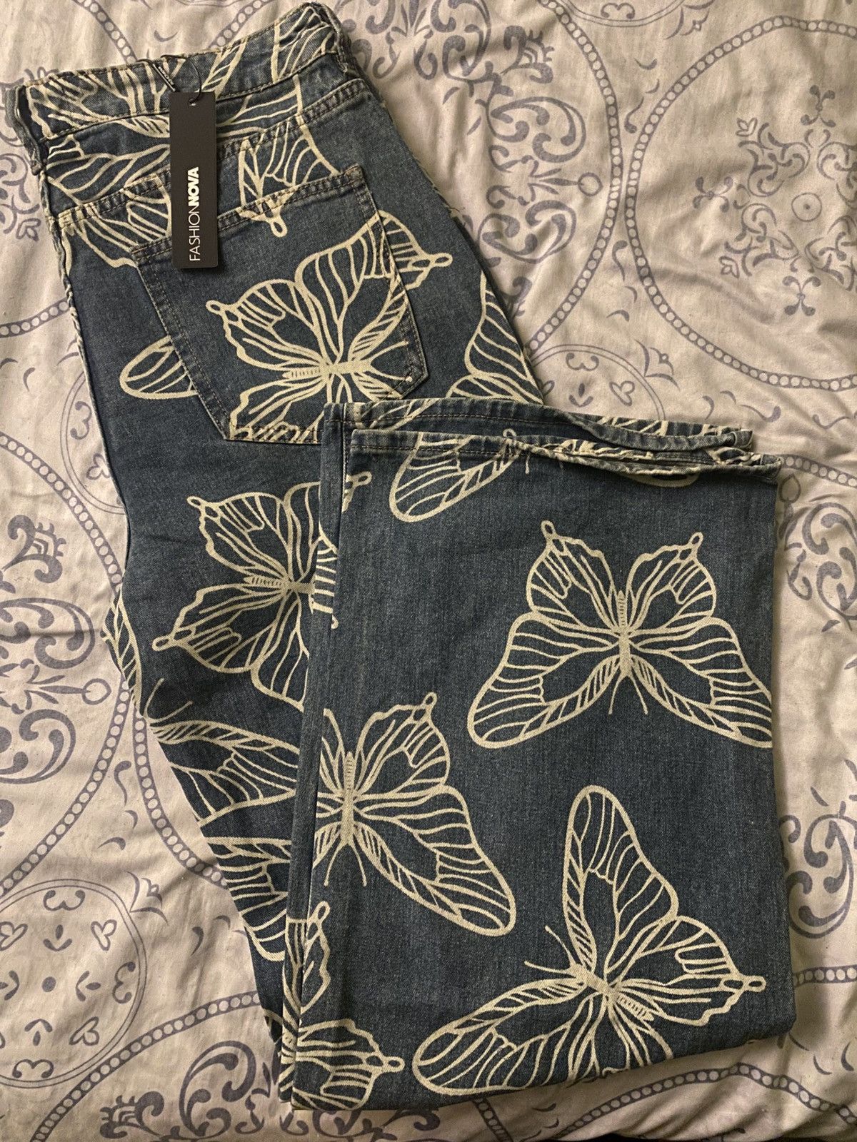 Fashion Nova Looking Fly butterfly ~ Baggy jeans | Medium Wash Size 36" / US 14 / IT 50 - 2 Thumbnail