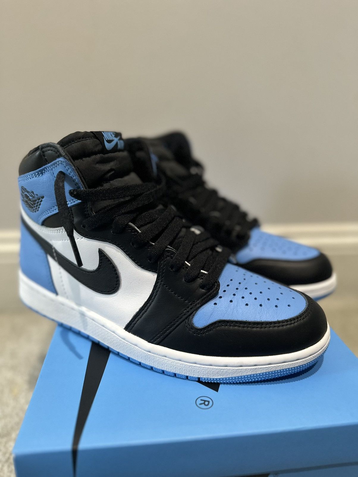 Jordan Brand Air Jordan 1 Retro High OG ‘UNC Toe’ Size US 9 / EU 42 - 1 Thumbnail