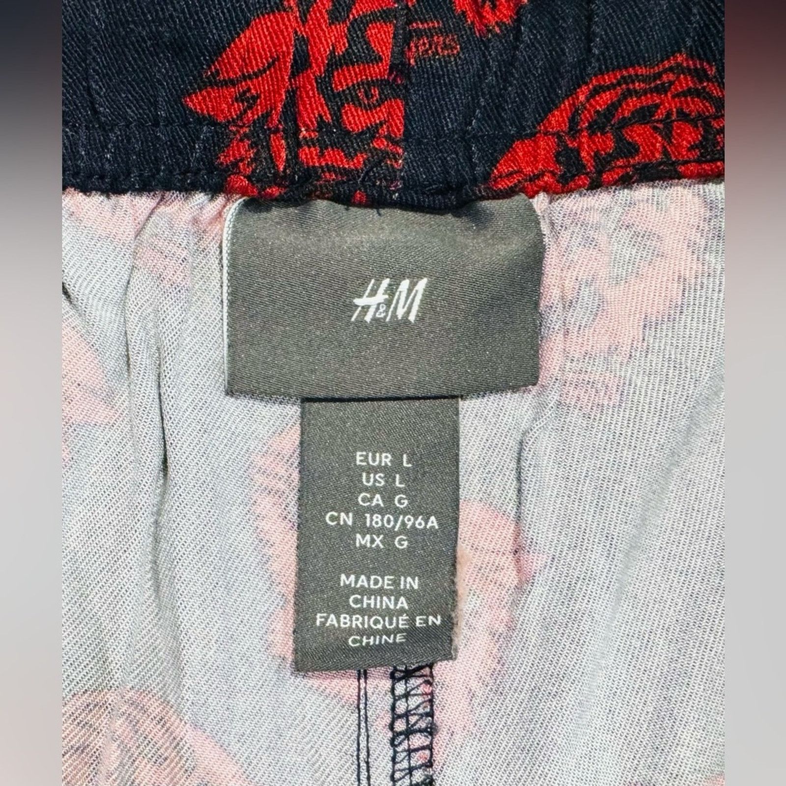 H&M H&M Men's Athletic Twill Shorts with Red Tiger Pattern Size US 39 - 4 Thumbnail