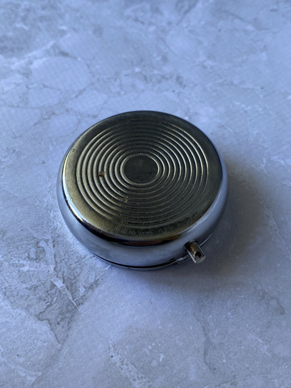 Jewelry × Vintage Vintage Metal Snuff Box with Engraved Design Size ONE SIZE - 5 Thumbnail