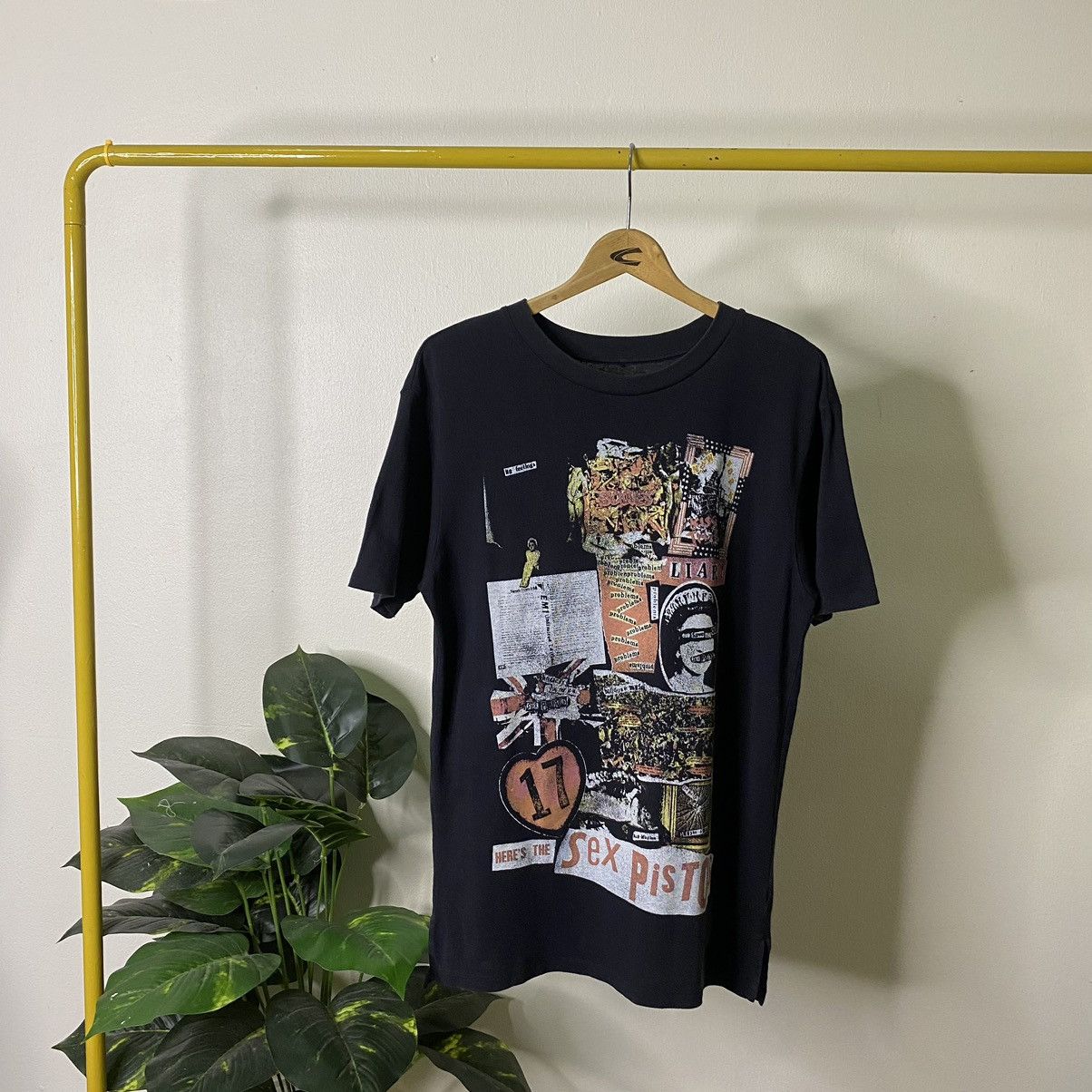Band Tees × Seditionaries Uniqlo x Sex Pistols Punk Band Anarchy Seditionaries Tee Size US M / EU 48-50 / 2 - 1 Thumbnail
