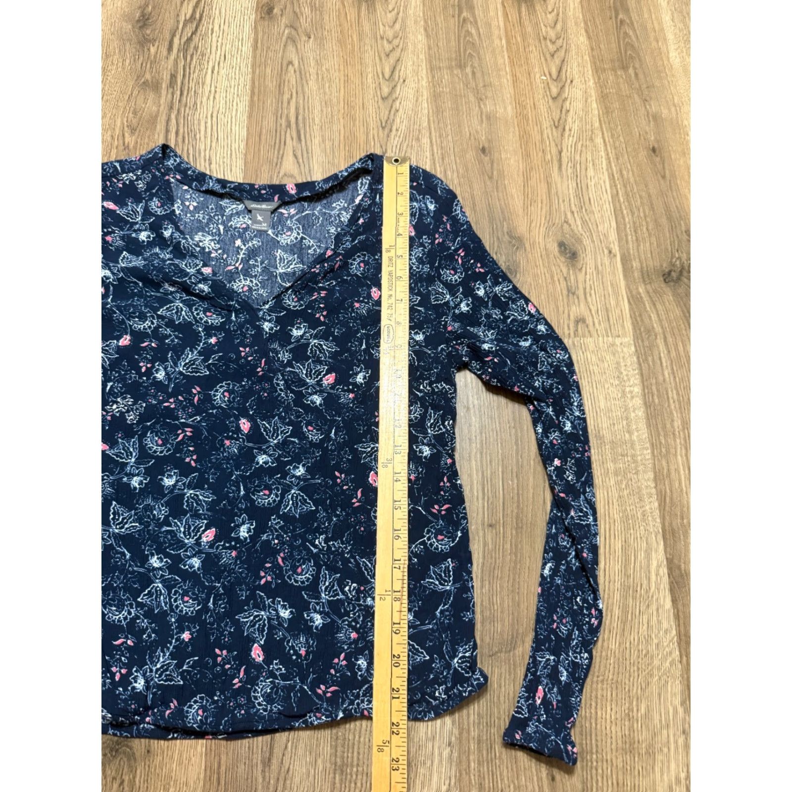 Eddie Bauer Eddie Bauer Shirt Women's Medium Blue Floral Long Sleeve V-neck Cotton Size M / US 6-8 / IT 42-44 - 7 Thumbnail