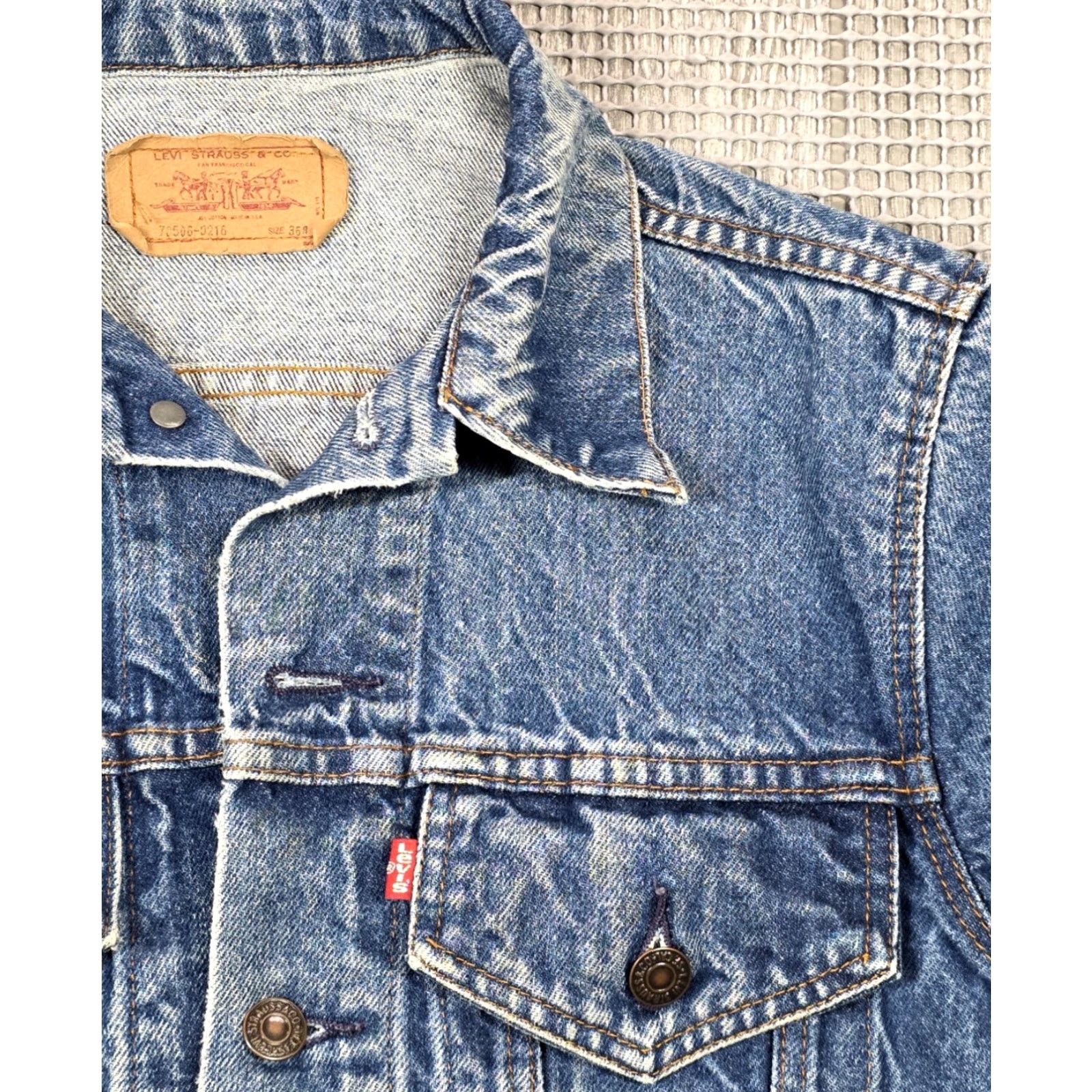 Levi's VINTAGE Levi’s Trucker Denim Jean Jacket 36R Distressed Med Wash 70506 80s 90s Jeans Jacket Mens Blue Size US 36 / EU 52 - 3 Thumbnail