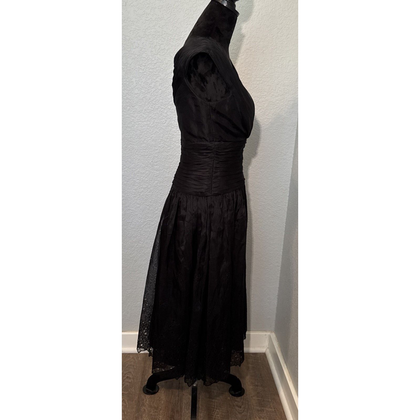 Tadashi Shoji Tadashi 100% Silk Black Dress Eyelet Cutouts In Skirt Size 2 Size XS / US 0-2 / IT 36-38 - 3 Thumbnail