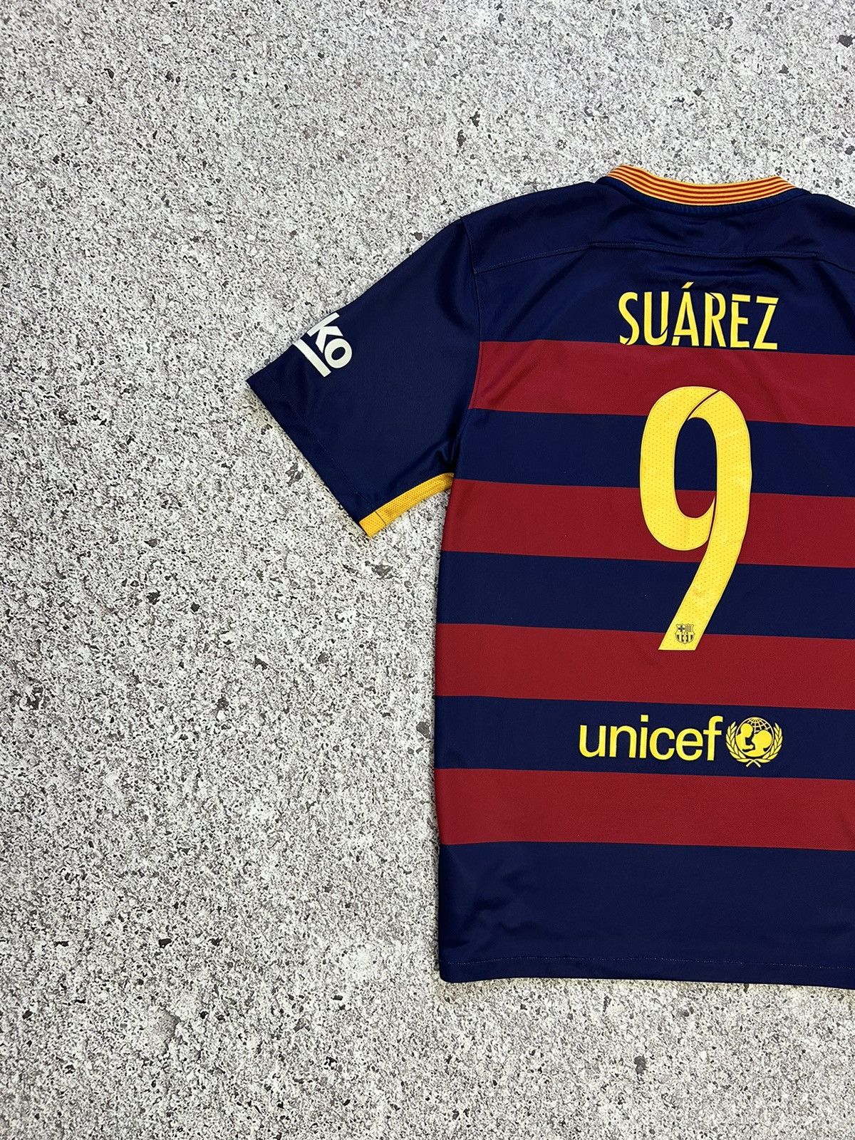 Nike Rare Nike FC Barcelona Suarez 2015 2016 Home Soccer Jersey Size US L / EU 52-54 / 3 - 7 Thumbnail