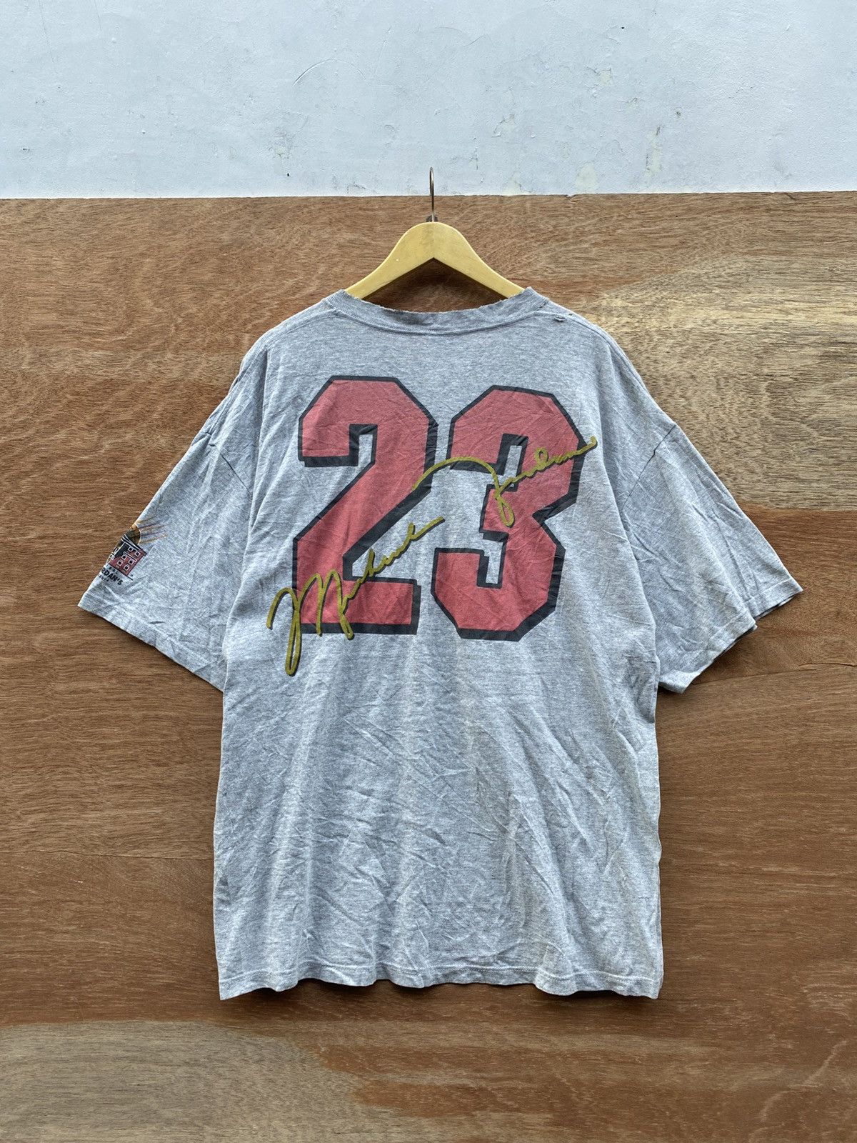 Nike vintage nike michael jordan restaurant chicago bulls tshirt Size US XL / EU 56 / 4 - 3 Thumbnail