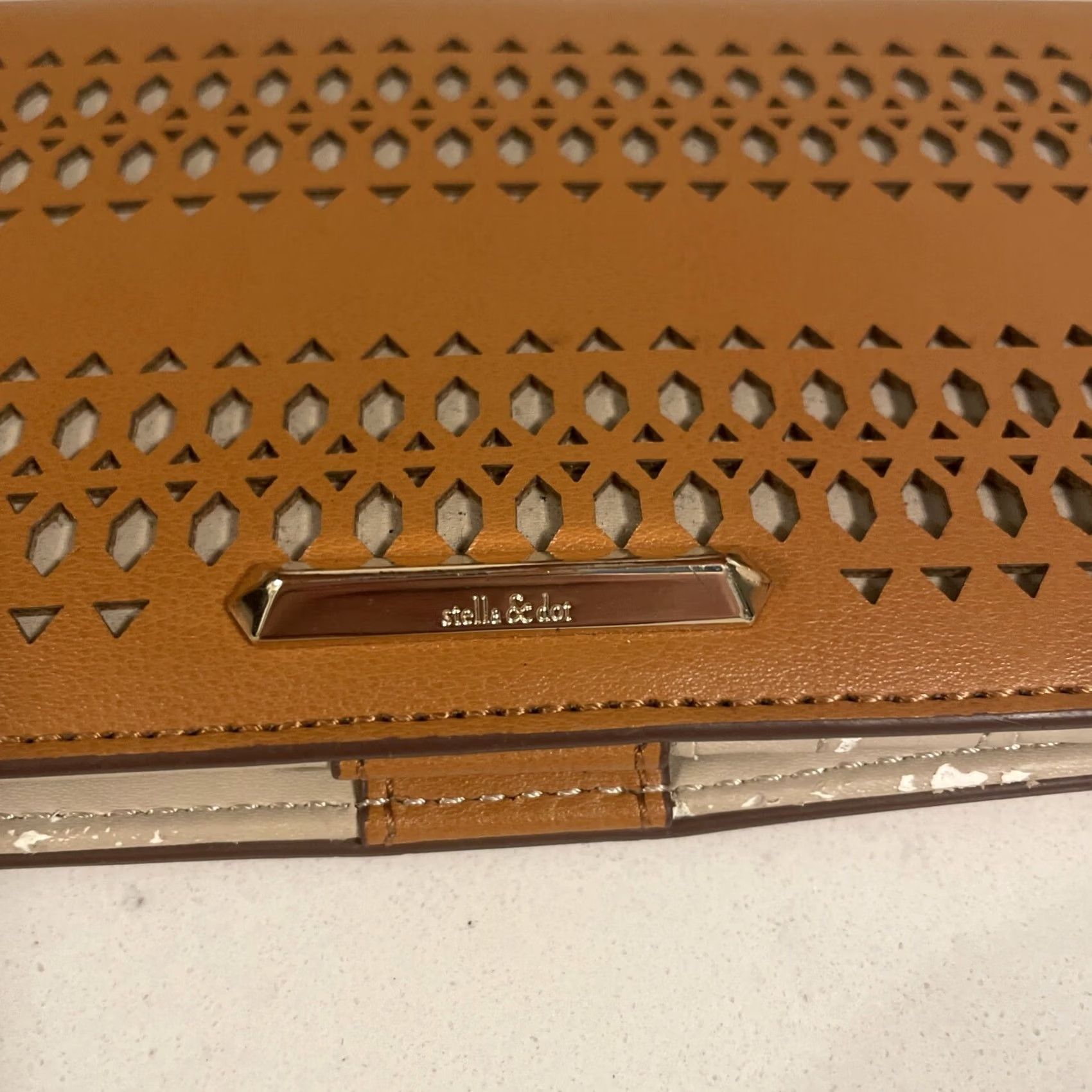 Vintage VINTAGE Women Wallet STELLA & DOT Tan She Loves Adventure Clutch laser cut Credit Card Logo Size ONE SIZE - 2 Thumbnail