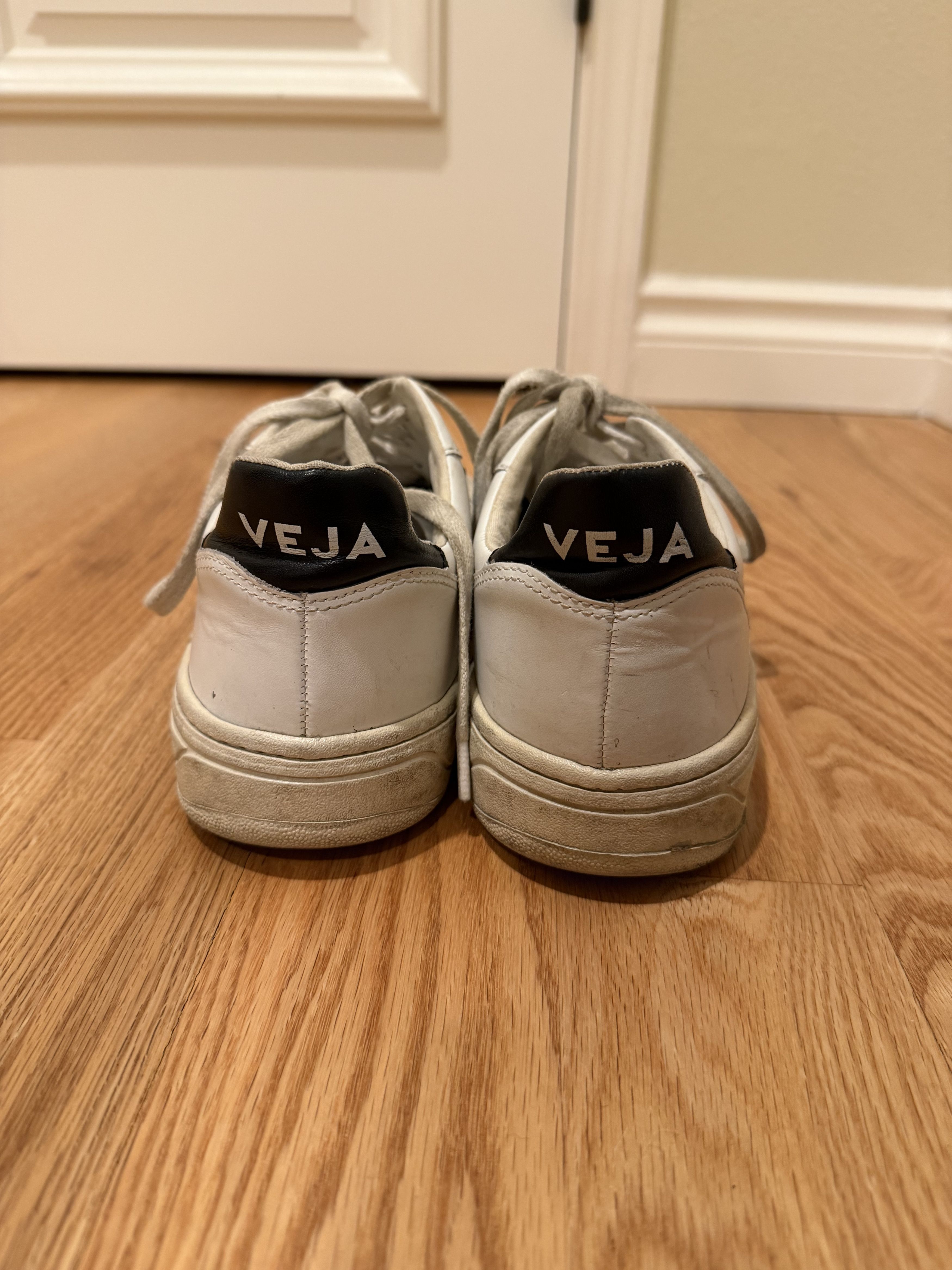 Veja Veja White Low Top Sneakers – Dark Blue Logo – Size 8 / 41 Size US 8 / EU 41 - 3 Thumbnail