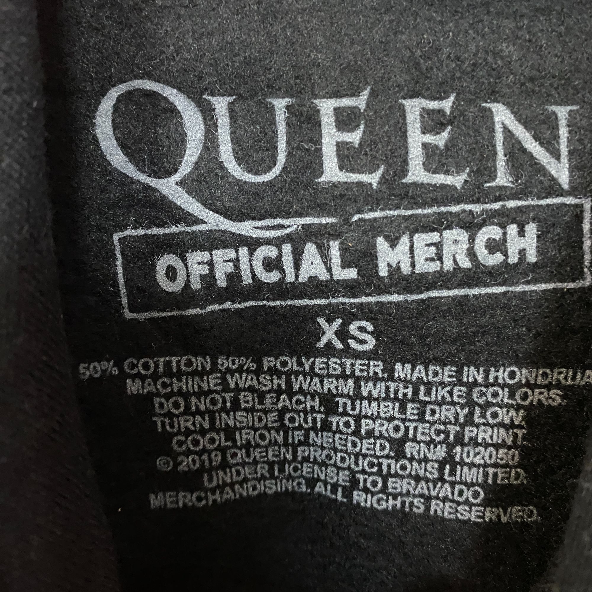 Band Tees Queen Classic Crest Graphic Pullover Hoodie XS Size US XS / EU 42 / 0 - 5 Thumbnail