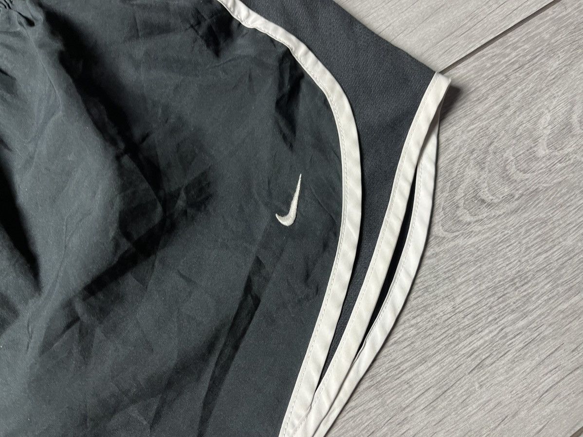 Nike Nike running shorts swoosh size Medium Size US 32 / EU 48 - 2 Thumbnail