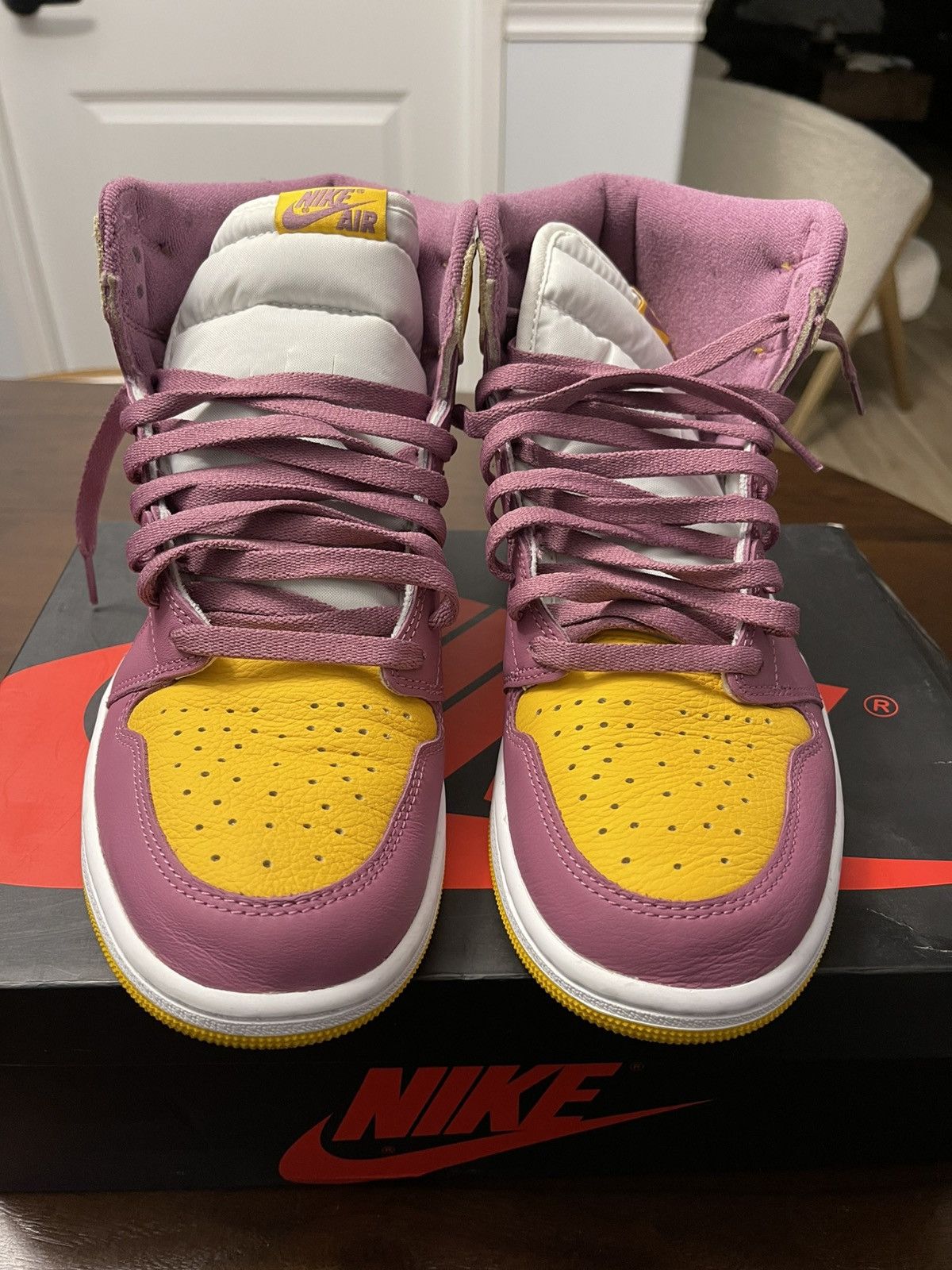 Jordan Brand Jordan 1 “University Gold/Light Bordeaux” Size 11 Size US 11 / EU 44 - 3 Thumbnail