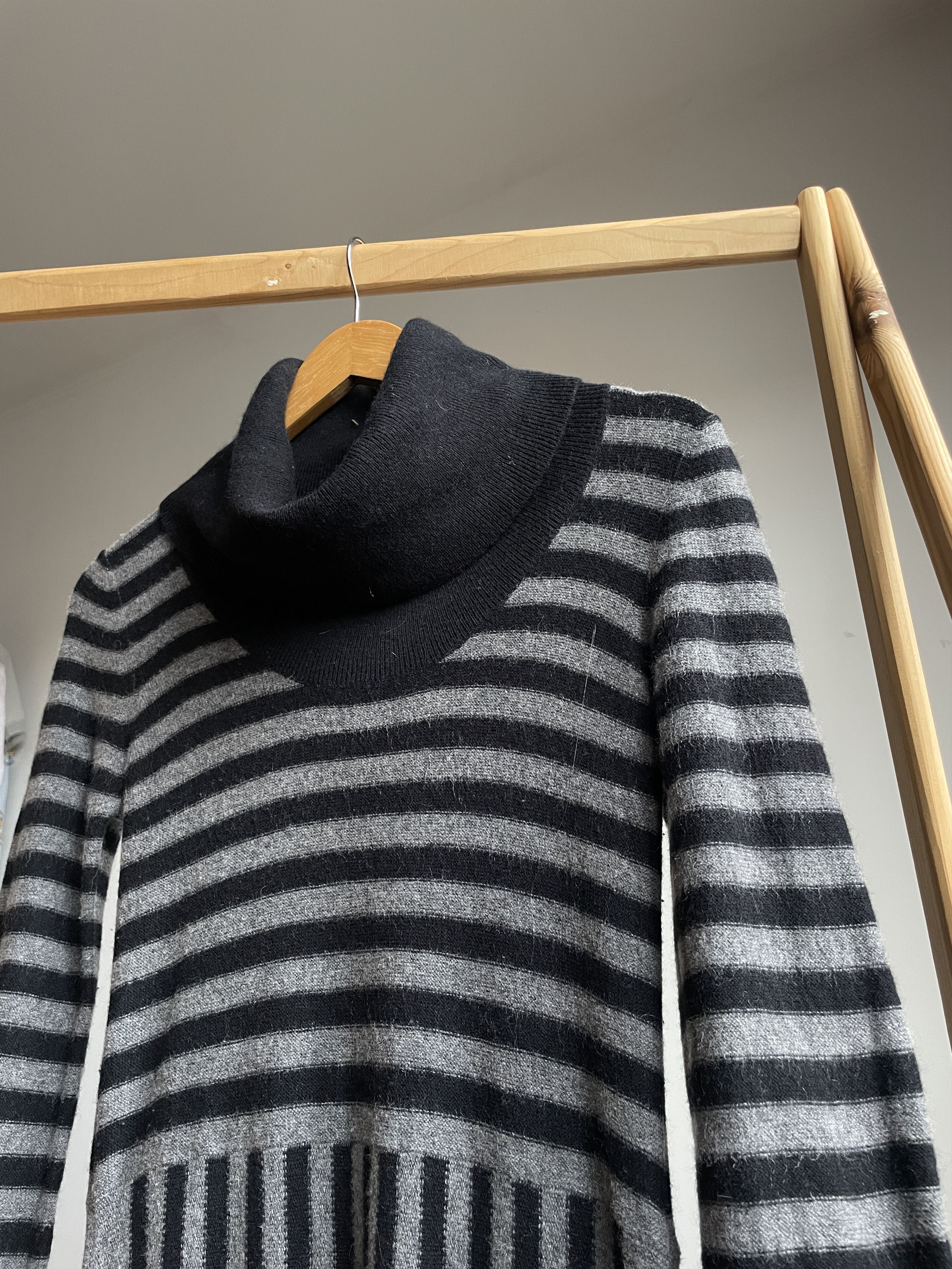 Bcbgmaxazria BCBG Max Azria Roll Neck Striped Wool Cashmere Flared Dress Size M / US 6-8 / IT 42-44 - 4 Thumbnail