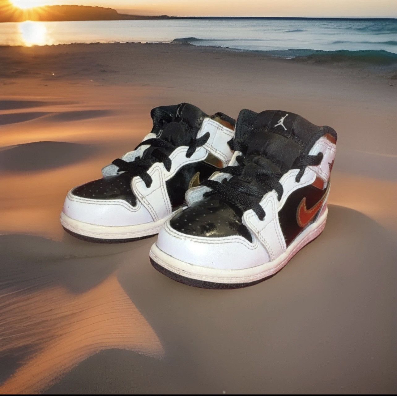 Jordan Brand Jordan Toddler 1 Mid White/Gold, White///Black- SIZE 10C Size US 10 / EU 43 - 1 Thumbnail