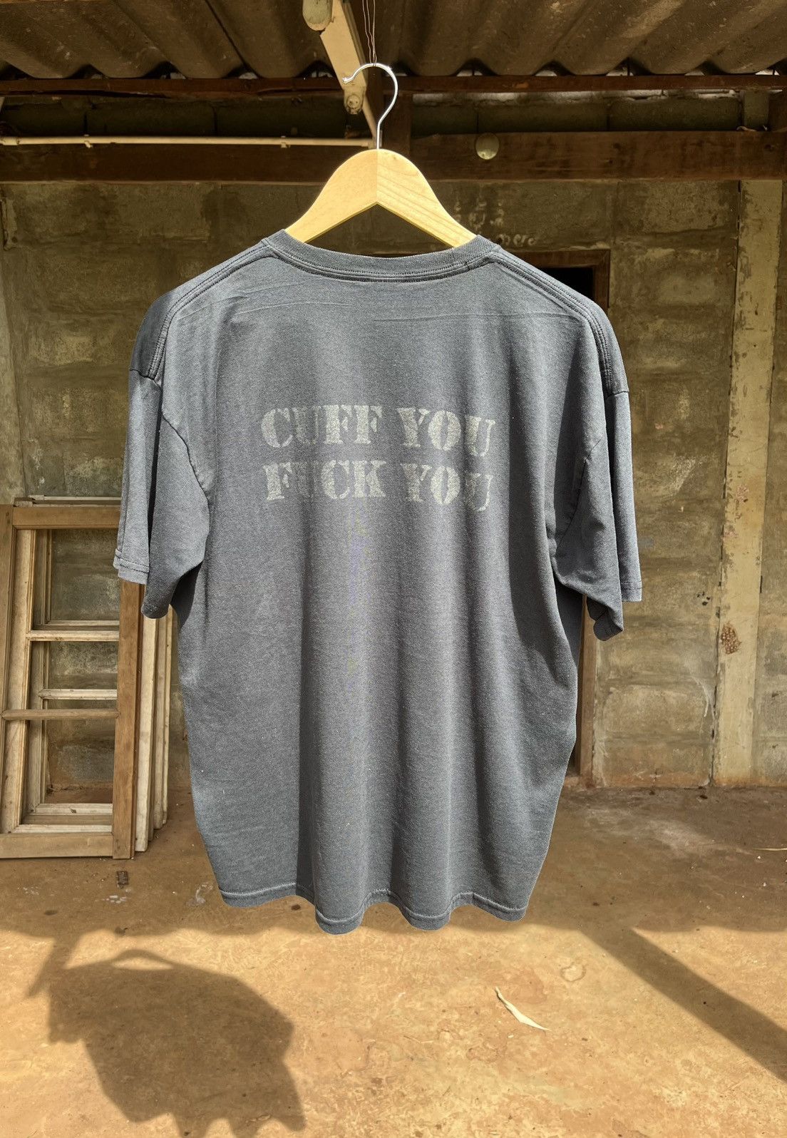 Vintage Handcuffs y2k tee Size US L / EU 52-54 / 3 - 3 Thumbnail