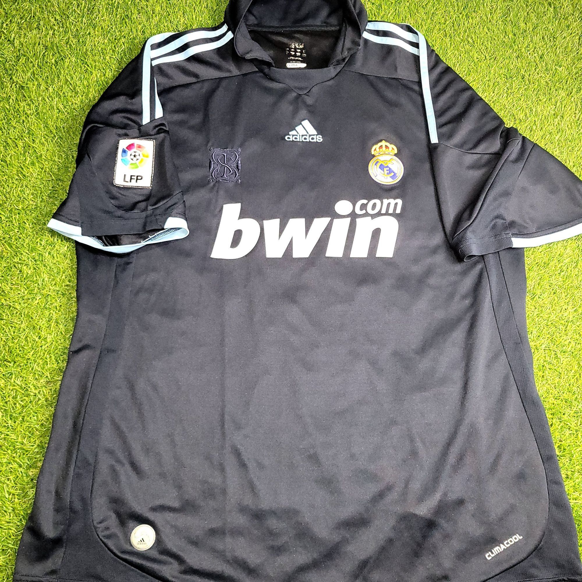 Adidas Kaka Real Madrid 2009 2010 DEBUT Soccer Jersey XL SKU# E8433 Size US XL / EU 56 / 4 - 2 Thumbnail